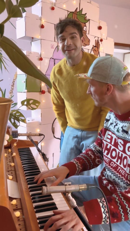 ❤️🐴 All I want for Christmas is Pferd – Original gesucht! 🐴❤️
Was steht ganz oben auf eurer Wunschliste dieses Jahr? Bei uns Honigkuchenpferden ist die Antwort ganz klar: "All I want for Christmas is Pferd"! 🎄🐎 Welcher Weihnachtsklassiker hat uns zu diesem pferdischen Cover inspiriert? Zeigt uns, ob ihr echte Weihnachtslied-Experten seid!
#honigkuchenpferde #pferdefreunde #kinderlieder #weihnachten #cover #familienzeit