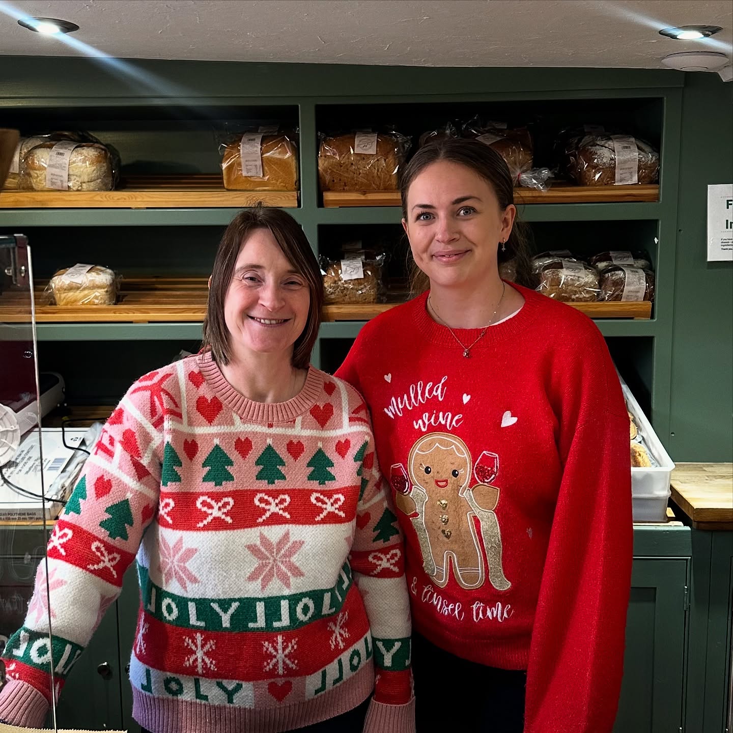 Festive knits, tasty treats and a great cause! 🎄
Happy Christmas Jumper Day from the Old Original Bakewell Pudding Shop in support of Save the Children. ❤️
To donate £5 text PUDDSHOP to 70050💫
#savethechildren #xmasjumper #christmasjumperday #visitpeakdistrict #peakdistrict #derbyshire #derbyshirelife #charity #christmas #festiveseason #oldoriginalbakewellpuddingshop