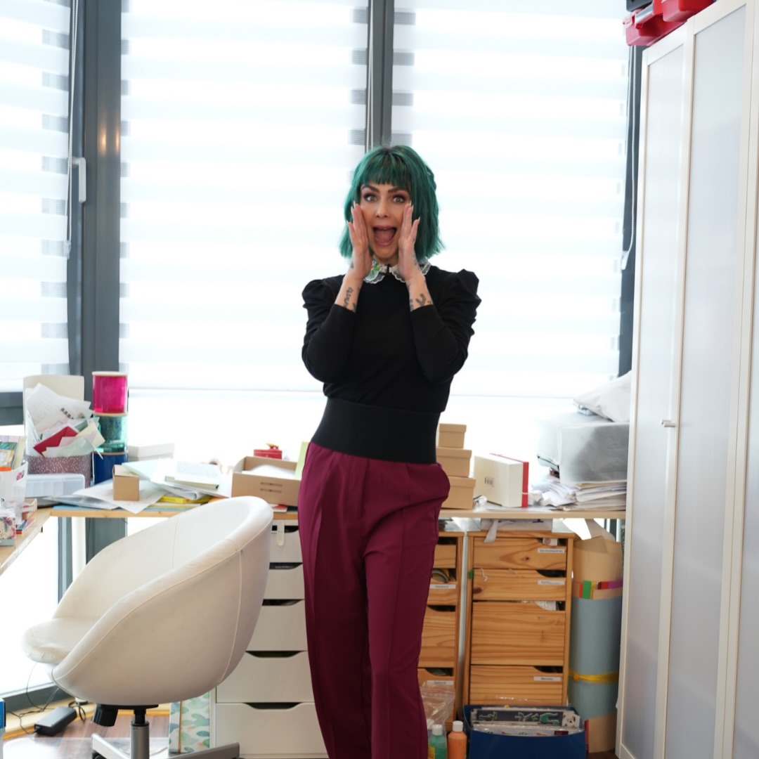 🎨 Vom Bastel-Chaos zur kreativen Ordnung!
Kennst du das Gefühl, wenn ein Schrank voller Materialien steckt, aber kein Platz zum Basteln bleibt?
Genau hier setzt echte Ordnung an.
Nicht perfekt, sondern funktional.
Nicht starr, sondern alltagstauglich.
✨ So wurde aus Chaos wieder Kreativität:
Isabella hat das komplette Bastelchaos Schritt für Schritt neu strukturiert:
✔️ alles ausgeräumt und gesichtet
✔️ jedes Teil bewusst in die Hand genommen
✔️ klare Kategorien und feste Zonen definiert
✔️ transparente Boxen für Überblick und schnellen Zugriff
Das Ergebnis?
Weniger Suchen, mehr Freude
und Raum für Kreativität.
Ordnung bedeutet eben nicht Verzicht,
sondern Freiheit im Alltag.
💛 Genau das ist Ordnungscoaching:
Strukturen schaffen, die zum Leben passen. Menschen entlasten. Räume neu denken und damit echten Mehrwert schaffen.
✨ Dein nächster Schritt
Wenn du spürst, dass Ordnung mehr für dich ist als nur Aufräumen und du daraus deinen Beruf machen möchtest, dann starte die Ausbildung zum zertifizierten Ordnungscoach bei der Akademie der Ordnung.
👉 Alle Infos findest du über den Link in unserer Bio.
#ordnungscoach #business #homeorganizing