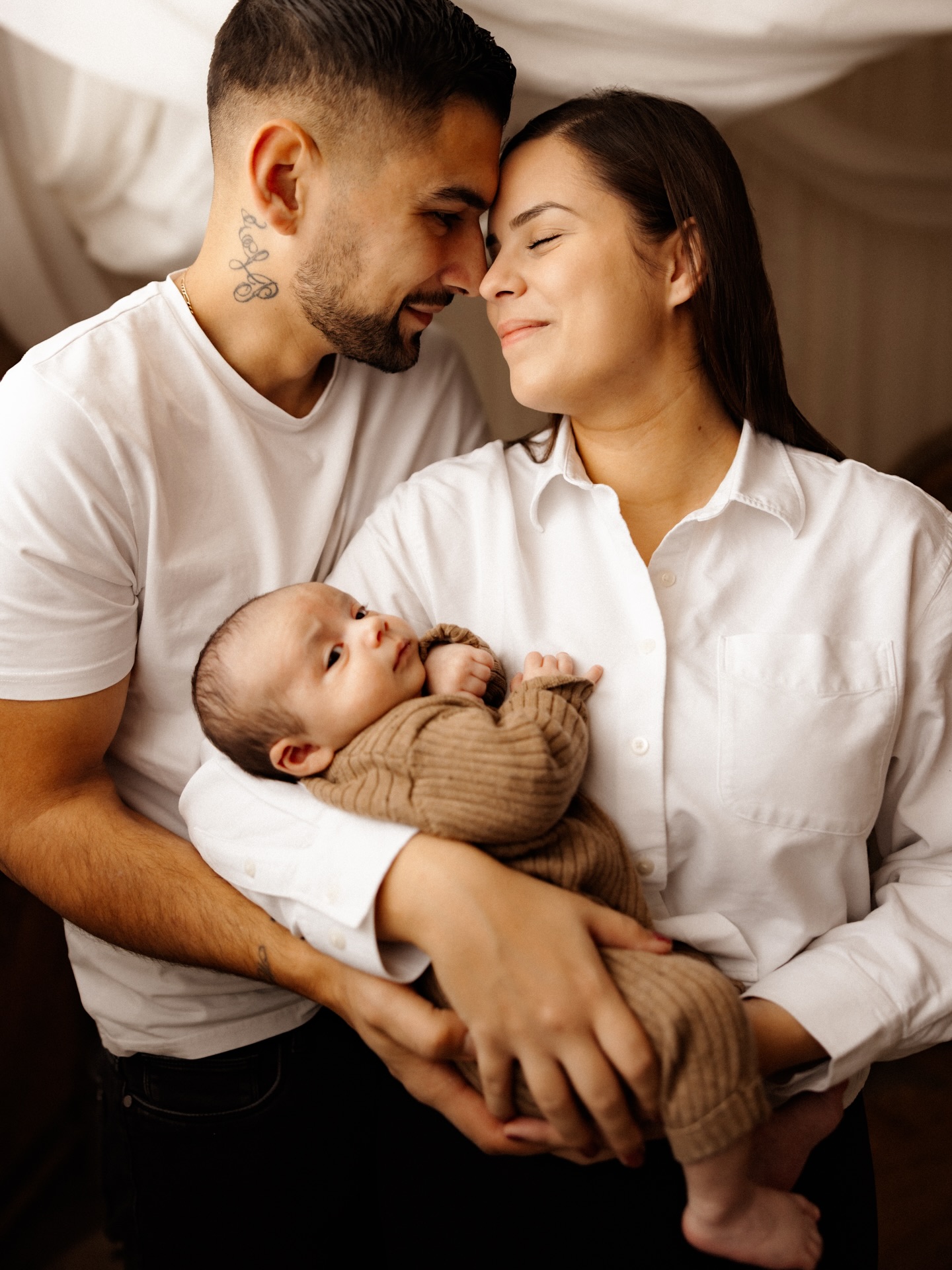 #shootingnaissance 🍼
Un immense merci à T&D pour m’avoir permis de partager cette adorable séance naissance réalisée dans le tout nouveau décor du Studio. 🪩
Pour les prochaines séances, j’ai choisi d’offrir l’intégralité de la galerie en échange de l’autorisation de publication.
Bien entendu, je continuerai de respecter totalement celles et ceux qui préfèrent conserver leurs images privées. Mais il est important pour moi d’exprimer ma gratitude aux familles qui m’aident à faire rayonner mon travail.
Instagram est ma vitrine, et grâce à votre soutien, d’autres futurs parents peuvent découvrir mon univers.
Merci donc à celles et ceux qui accepteront de me donner les droits de diffusion, et pour les autres, soyez rassurés : votre choix sera toujours respecté sans aucune exception.
Plein d’amour.. 🫶🏼
📸 Elodie.B - Photographie 🪩
Photographe basée en Seine-et-Marne & IDF.
Mariage, Maternité, Naissance & Famille.
🌐 www.elodiebphotographie.com
@elodie.bphotographie
elodie.b-photographie@outlook.com
#photographe77 #photographeseineetmarne #photographeiledefrance #photographemariage #photographemariage77 #photographematernite #photographematernite77 #photographegrossesse #photographegrossesse77 #photographeparis #shootinggrossesse #shootingbebe #shootingnaissance #shootingnaissance77 #shootingmaternite77