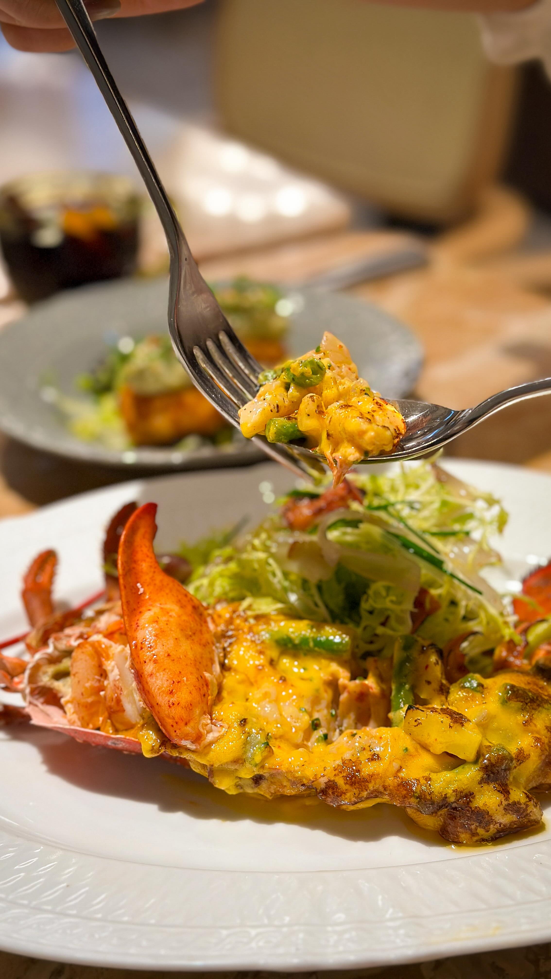 A little festive sneak peek just for you! 🎄✨ Gather your loved ones and soak in the holiday spirit at Medora. ♥️
From 24–26 Dec, enjoy our Christmas lunch & dinner set menus, filled with seasonal flavours to warm the heart, and on 31 Dec, toast to new beginnings with our New Year’s Eve celebration dinner. 🥂
Seats are limited, so reserve early and make this festive season one to remember. 🎁
For event enquiries, we would be delighted to hear from you at info@medora.hk.
For reservations, click the “Reserve” button on our Instagram profile or visit our website. Walk-ins are warmly welcomed on a first-come, first-served basis. 💕
You may also view our latest menu offerings on our official website.
☎️ +852 2711 8088
🌐 www.medora.hk
📍G/F, 111 Wellington St, Central
#medorahk #chefvickycheng #鄭永麒