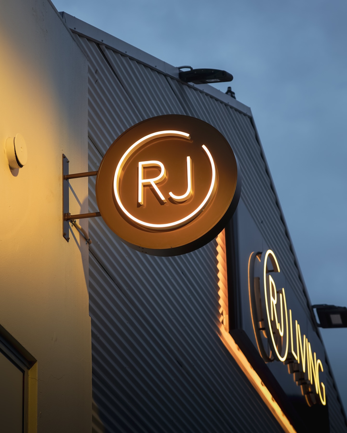Last project for 2025 going out with a bang π₯
Main feature sign mounted across 16 outriggers to create that floating effect with a little halo pop!
Installed for the legends at @insightsigns