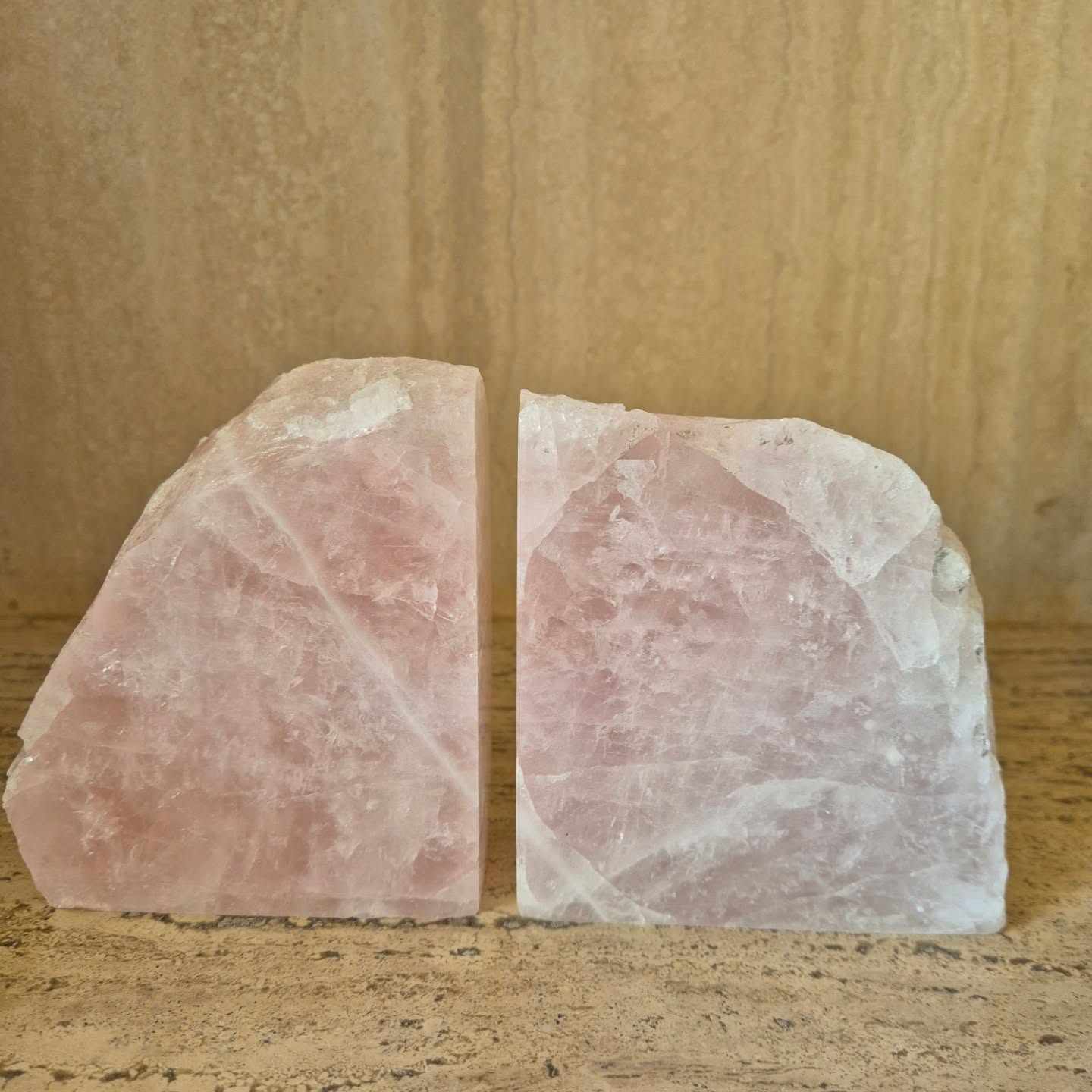 ✨️Portalibros de cuarzo rosa: una pieza que no solo sostiene tus lecturas, también sostiene tu corazón.✨️🔮