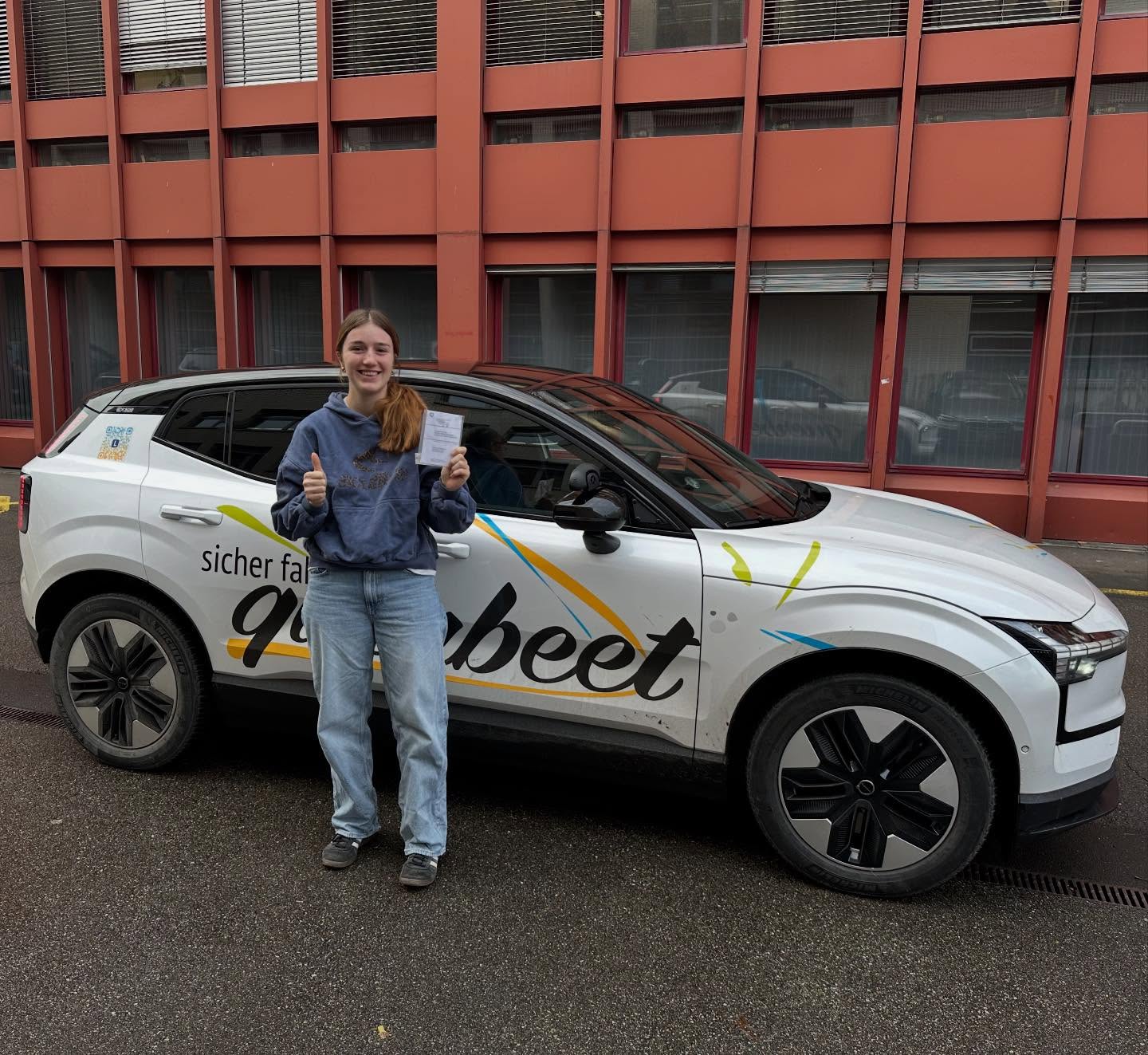 Gratulation @ramonawyttenbach zur souverän bestandenen Prüfung. 🥳🚗🍀
Ein bisschen neblig 😶🌫️ war es heute Morgen, doch das konnte dich nicht sonderlich aus der Ruhe bringen. Super gemacht 💪🏼🤩👏🏼🚗🏁
Es war mir eine Freude dich zu begleiten. Vielen Dank und alles gute und unfallfreie Fahrt. 🚗🍀🥳
#cham #friesencham #fahrschule #top #ausbildung #prüfung #bestanden #happy #supergemacht #jublacham