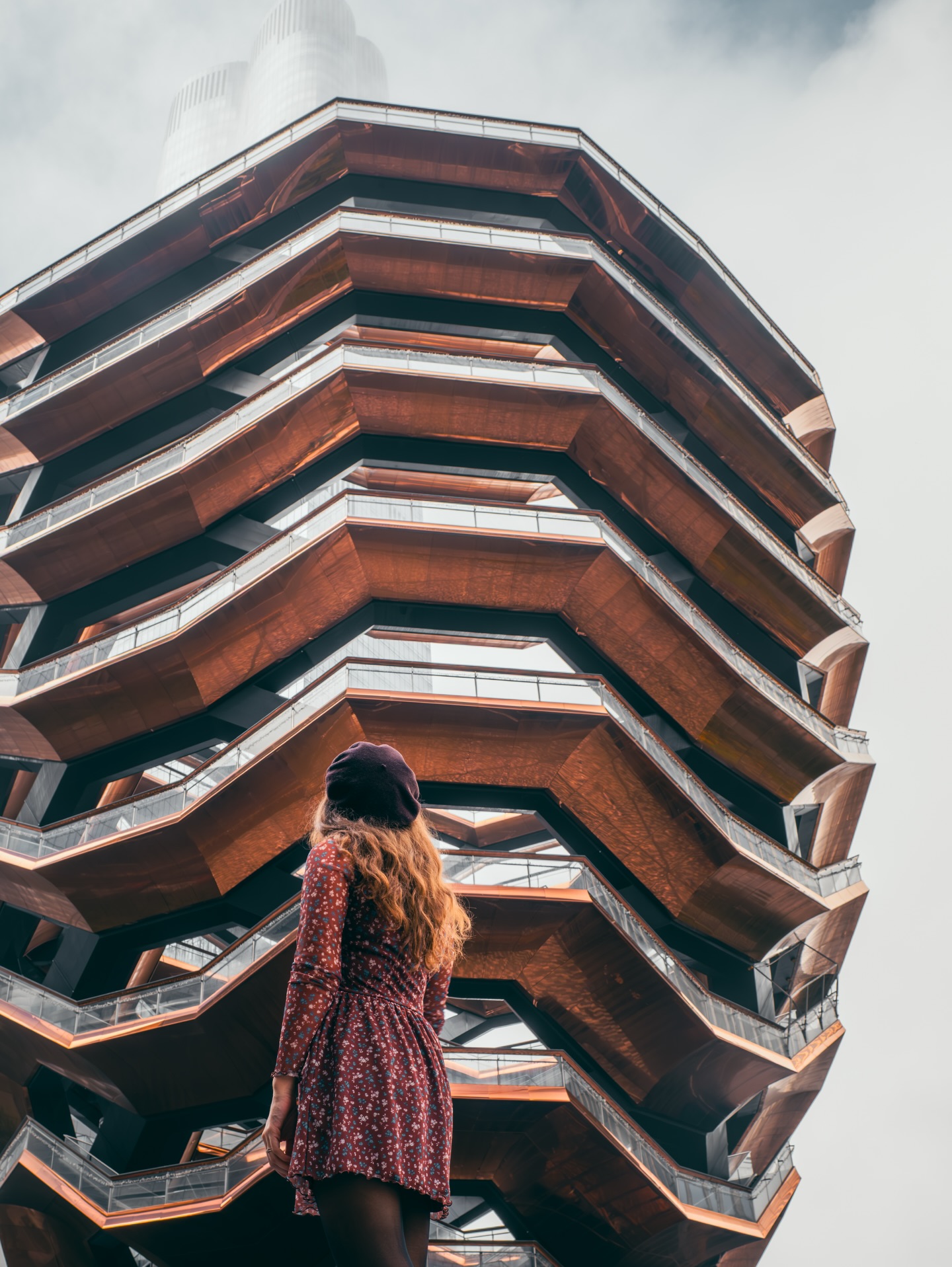 Wenn das Summen und Brummen des New Yorker Verkehrs an einen Bienenschwarm erinnert, dann ist The Vessel für uns definitiv der glitzernde Bienenstock.🐝
Das auffällige Bauwerk am westlichen Rand Manhattans lässt sich perfekt mit einem Spaziergang auf der High
Line verbinden.
Hochlaufen ging zwar nicht, aber schon vom Boden aus hat uns die markante Architektur richtig beeindruckt.
👉 Speichert euch den Spot gern für eure nächste New York Reise ab und erzählt uns in den Kommentaren, welche Orte euch in der Stadt am meisten reizen. 🏙️
.
.
#newyorktrip #nycguide #thevessel #hudsonyards #nycarchitecture #visitnyc #newyorkcityfeelings #highlinepark #nyctravel #usatravelguide #travelinspo #cityexplorers #architecturelovers #urbanvibes #weltallerliebsttravel #reiseliebe #reisenmachtglücklich #travelcouplecommunity #travelmoments