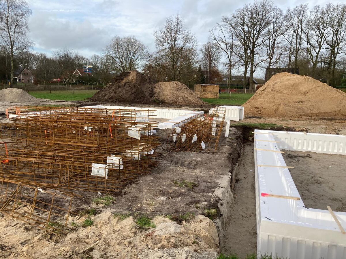 Inmiddels zijn wij gestart met de de funderingen aan de Rondweg in opdracht van “Natuurboerderij de Lindenhoeve”. Deze nieuwe ruimtes worden gebruikt als verblijfsruimte voor de dieren van de kinderboerderij