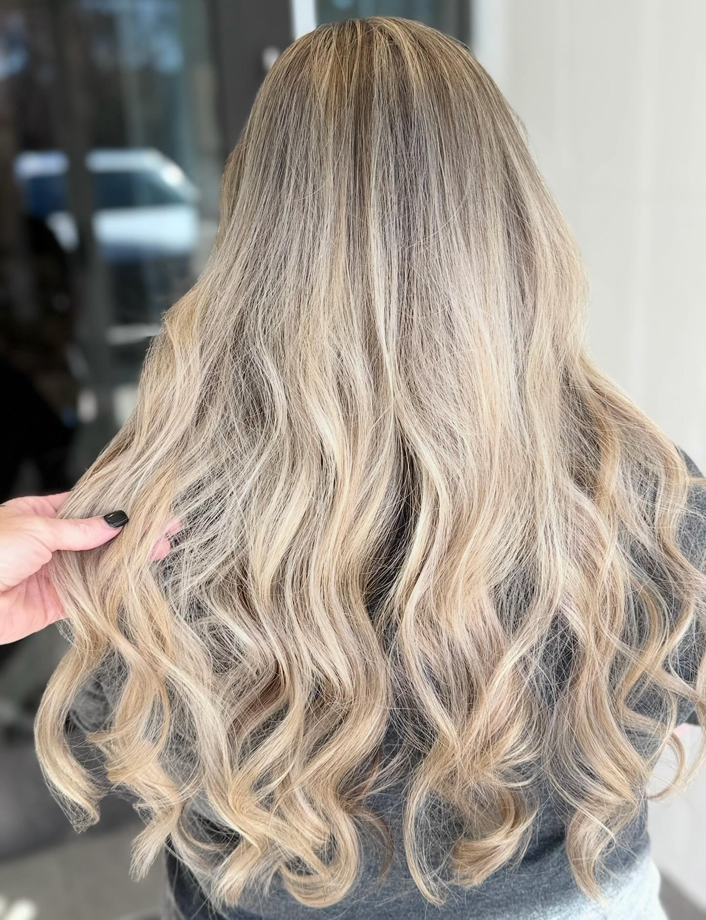 So spellbound by this blonde. 😍
#raleighhairstylist #raleighhair #raleighnc #raleighsalon #raleighbeauty hairstylistlife #behindthechair #licensedtocreate #hairartist #modernsalon blondehair #brightblonde #neutralblonde #livedinblonde #blondetransformation