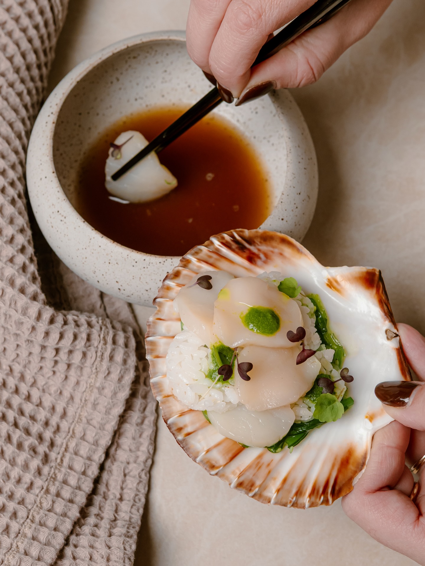 La numéro 7
Après le zoom prenons un peu de hauteur sur quelques plats de notre nouvelle carte.
Vous pourrez retrouver nos assiettes jusqu’à la mi-Janvier.
Par ailleurs la carte sera en proposition pour le 1er de l’an.
#brut #tabledesaison #Gastronomie #RestaurantLove #collegeculinairedefrance #collegeculinaire #CuisineGourmande #ChefCuisine #Restaurantsaintdeluz #DéliceCulinaire #ArtCulinaire #CuisineLocale #DînerGastronomique #TableGourmet #SaveursDuMonde #PlatsGourmands #MenuDuJour #ExpérienceCulinaire #BonAppétit #Restaurateurs #FoodieFrance #PlatsSignature #CuisineDeSaison #saintjeandeluz #collegeculinairedefrance #collegeculinaire
Photo by @yum_photogourmande