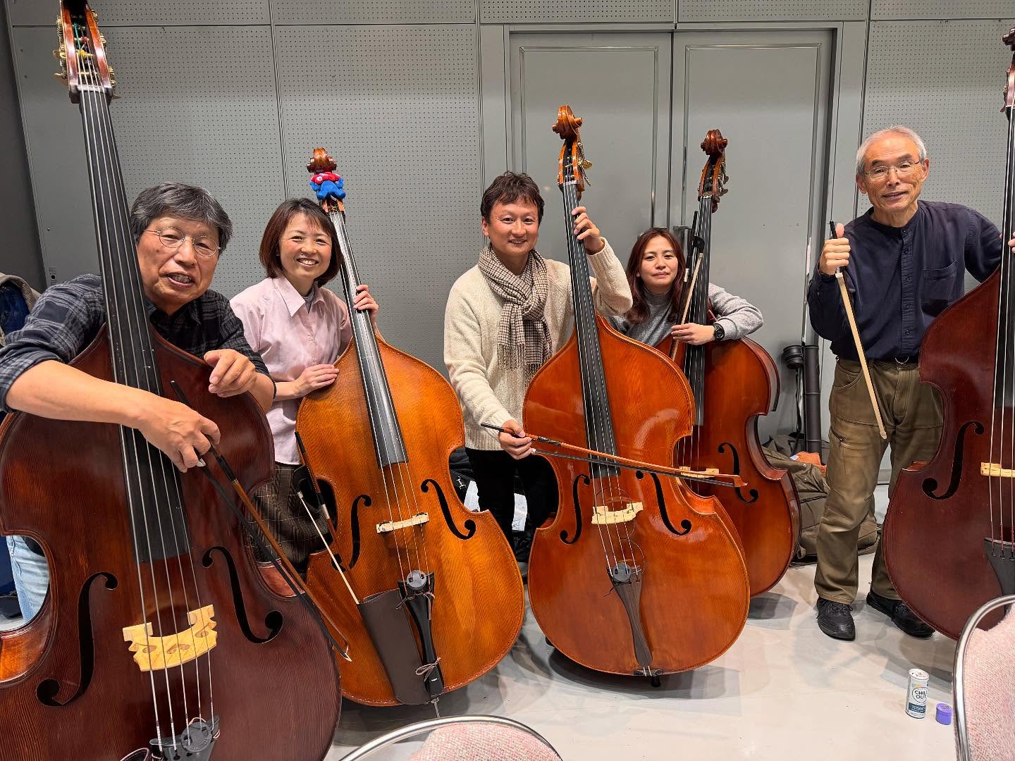 けいはんなオケ、本番が終わった次の週は、恒例のライブラリーワークでした。
演奏曲はすべて団所有のライブラリから下記の曲での初見大会です。
スッペ/軽騎兵序曲
ロジャース/サウンドオブミュージックメドレー
ドヴォルザーク/交響曲第8番
アンダーソン/クリスマスフェスティバル
ジャズ畑出身で、譜面が苦手な僕は、バリバリのクラシックでの初見大会というと震え上がったものですが、なぜか今はどっしりとした気分で、ドーンと来いという感じで楽しめるようになってきました。弾けんもんは弾けん、って別に上手くなったわけではないのですが笑。なんか初見なのでって、気持ち的に割り切っていけるなと笑。本番だと、弓順やらダイナミクスやら何から何まで気を遣わないといけないのですが、って、いや初見でもや!と怒られそうですが、まぁそこはやってみるのに意義があったりするもので、、、。このライブラリーワークを楽しみにやってこられるゲストプレーヤーさんもたくさんいらっしゃいます。和気あいあいと楽しいですね。このような機会をいただけることに感謝いたします。
The week after the Keihanna Orchestra’s performance, we had our annual “library work”.
All of the pieces we performed were from our own library, and we performed the following pieces at sight-reading competitions:
Suppe/Light Cavalry Overture
Rogers/Sound of Music Medley
Dvorak/Symphony No. 8
Anderson/Christmas Festival
Coming from Jazz background and not very good at sight-reading music, I used to be nervous about the idea of a full-blown classical music sight-reading competition, but now, for some reason, I feel more at ease and enjoy it, like, ”come on!“ I‘m not saying I’ve gotten any better, but I‘m just saying, ”I can’t play what I can’t,“ lol. I guess I can just accept it, since it’s my first time, lol. In a real performance, you have to pay attention to everything, like bow order and dynamics. I know I‘d probably get scolded for not doing it on sight, but there’s value in trying it out... Many guest players also come to this library work with great anticipation. The atmosphere is friendly and fun. I‘m grateful for this opportunity.