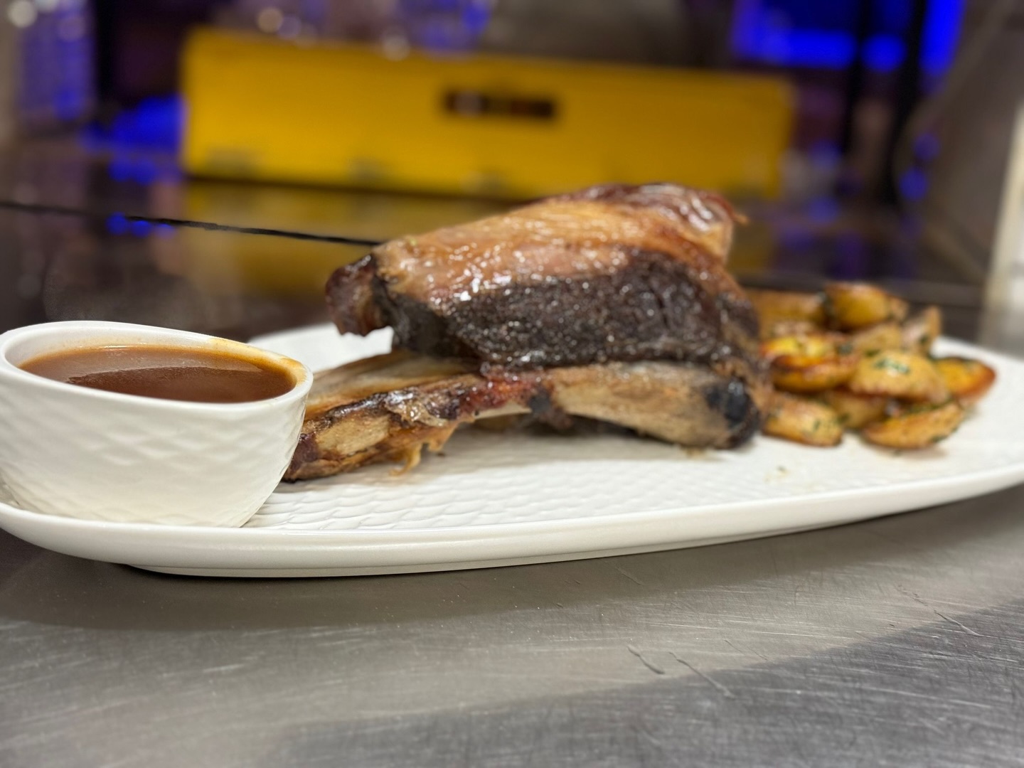 🥩 Neue Gerichte im Goldenen Hirsch
Heute gab’s bei uns die zarten Beef Ribs – langsam geschmort, unglaublich saftig und serviert mit knusprigen Bratkartoffeln und einer kräftigen Haussoße.
In den nächsten Tagen werden sie wieder auf der Tageskarte stehen und je nach Planung eventuell auch im Menü auftauchen. 🤎🔥
#GoldenerHirsch #BeefRibs #Bratkartoffeln #Tageskarte #Genussmomente #AugsburgFood