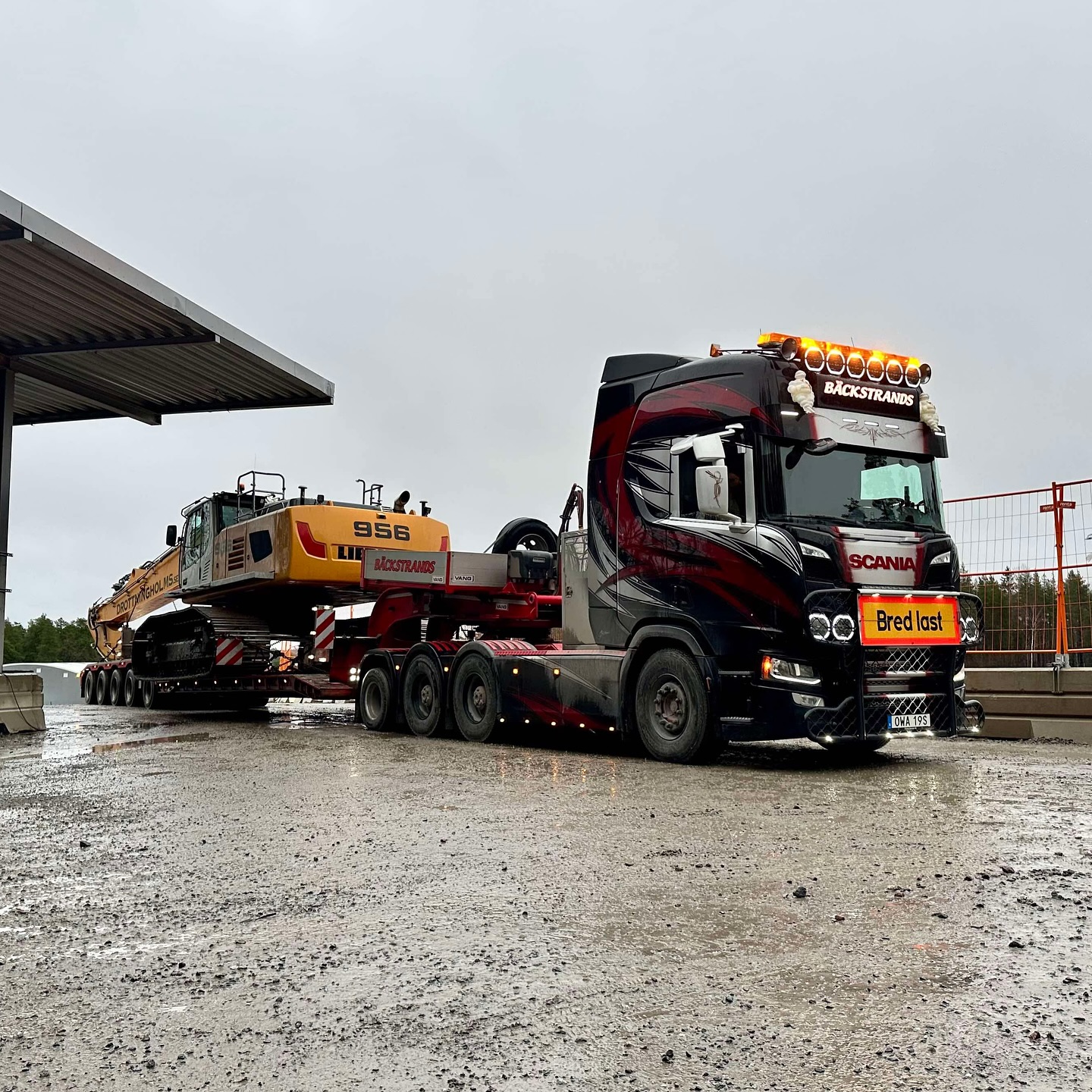 Transport av en Liebherr R956 Långgrävare åt @drottningholms från ett uppdrag till ett annat 🤠💨