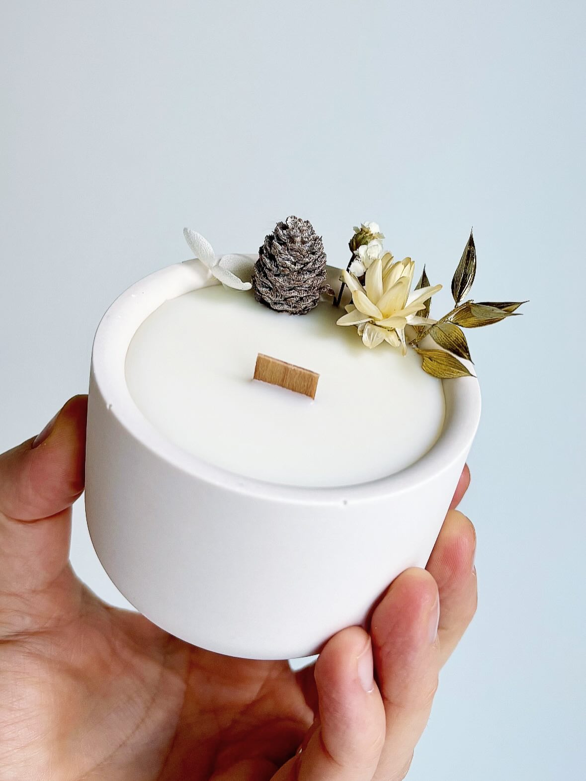 { 🎁✨} Le cadeau de Noël qu’on peut offfir les yeux fermés !
Une bougie fleurie,
Faite à la main,
Douce, naturelle et prête à offrir!❤️
Un cadeau poétique,
Qui fait vraiment plaisir.
Sérié limitée pour Noël !🌲
Dispo sur l’eshop-Lien en bio!
#ideecadeaunoel #bougiefleurie #artisanatbelge