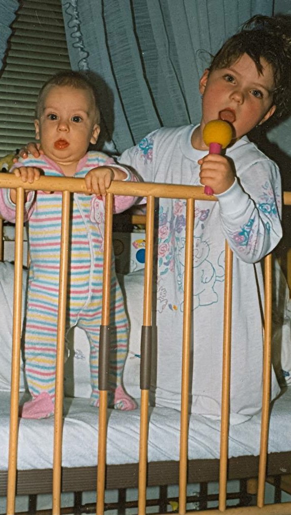 Ein Kindheitstraum.
Ein harter Weg.
Und eine Entscheidung, die ich nie bereut habe.
Es war ein Weg mit Umwegen, Tränen und Wachstum.
Nicht immer leicht- aber immer richtig.
Ich würde mich jederzeit wieder dafür entscheiden.
Für diesen Weg. Für die Musik. Für mich.
Heute darf ich als Sängerin von meiner Leidenschaft leben.
Das macht mich dankbar, frei und erinnert mich jeden Tag daran, was für ein Geschenk das ist 🤍
#sängerin #musik #kindheitstraum #erfüllung #singen