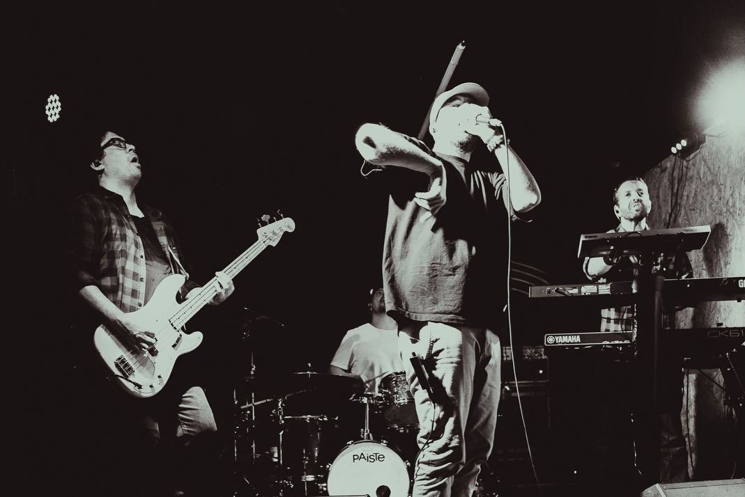 Alô terras de Além Tejo, Évora.
Sábado regressamos à @sociedadeharmoniaeborense , com um álbum novo, e com a @andreaverdugomusic, como convidada.
13 de dezembro, às 23h00, temos hora marcada.
Até já!
📸 @catarinasantosdiary
🇬🇭✊