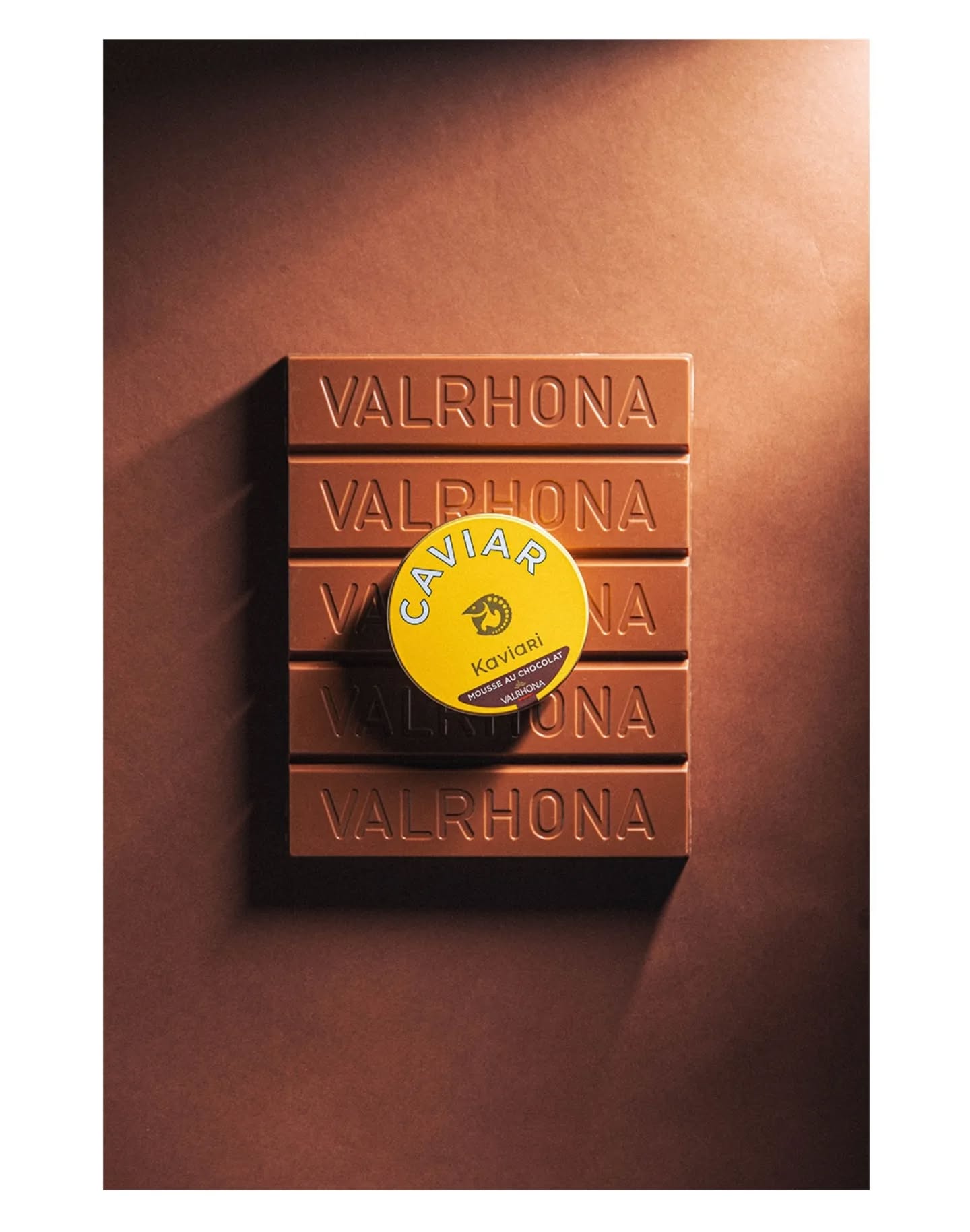 CAVIAR × CHOCOLAT 🐟🍫
Quand Kaviari et Valrhona s'associent ça donne ça. Une démoniaque mousse au chocolat sous perfusion de caviar. En d'autres termes, une bombe umami au potentiel addictif non négligeable !
@kaviari_paris
@kaviaridelikatessens
@valrhona
@alexandre_marza