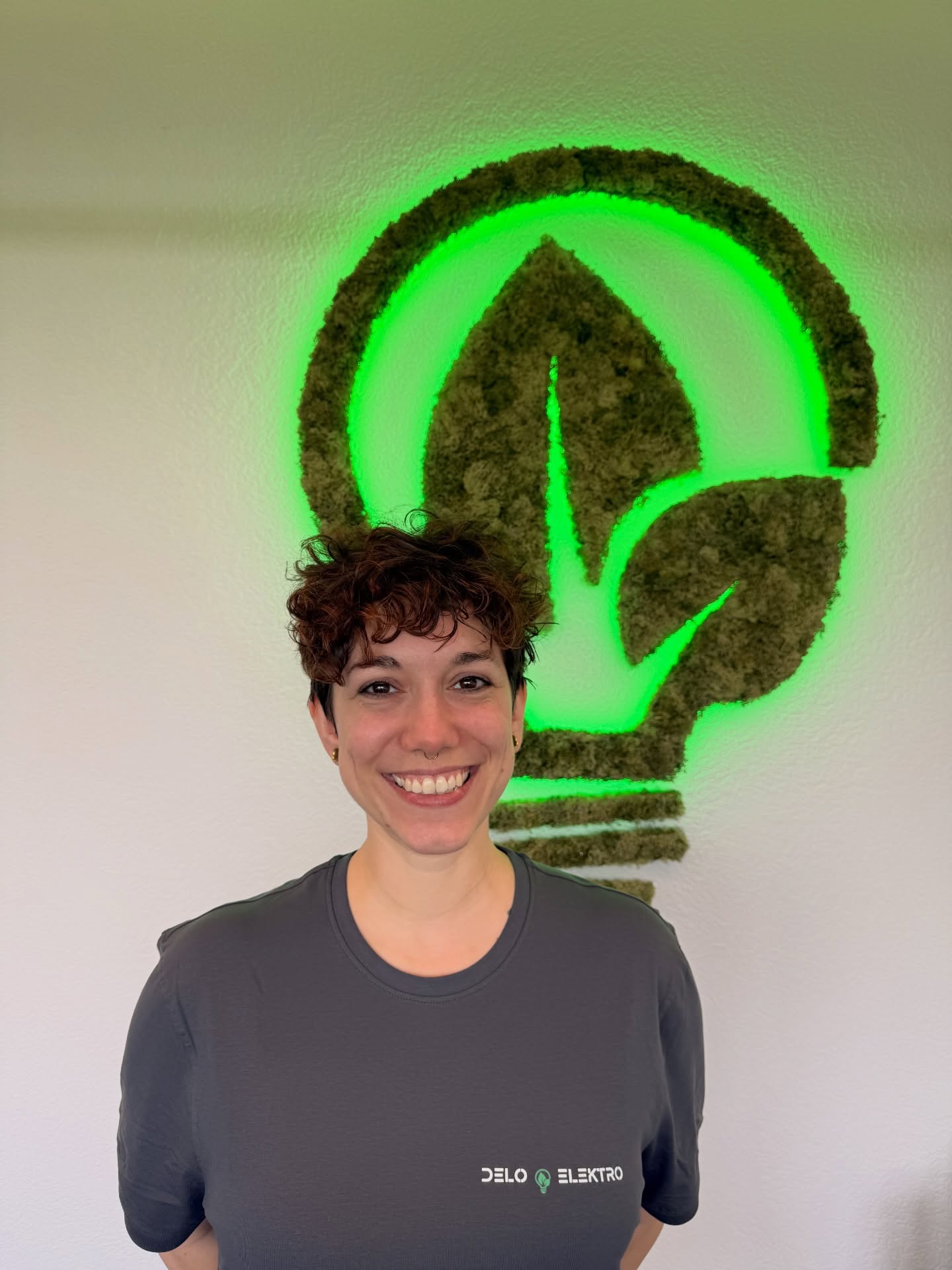 ✨ Willkommen im Team, Roxane! ✨
Wir freuen uns riesig, Roxane Welte bei DELO Elektro GmbH willkommen zu heissen!
Roxane Welte verstärkt unser Team ab sofort als Teamassistentin & Buchhalterin und übernimmt damit eine unglaublich wichtige Rolle in unserem Alltag:
Organisation, Administration, Zahlen – und ganz klar auch das Herz unseres Büros 💛
Kurz gesagt: unsere neue „Büro-Fee“, die uns den Rücken freihält, Strukturen schafft und dafür sorgt, dass im Hintergrund alles rund läuft, während wir draussen auf den Baustellen Vollgas geben.
Schön bist du an Bord, Roxane – wir freuen uns sehr auf die Zusammenarbeit! 🚀 @schnauzbart
