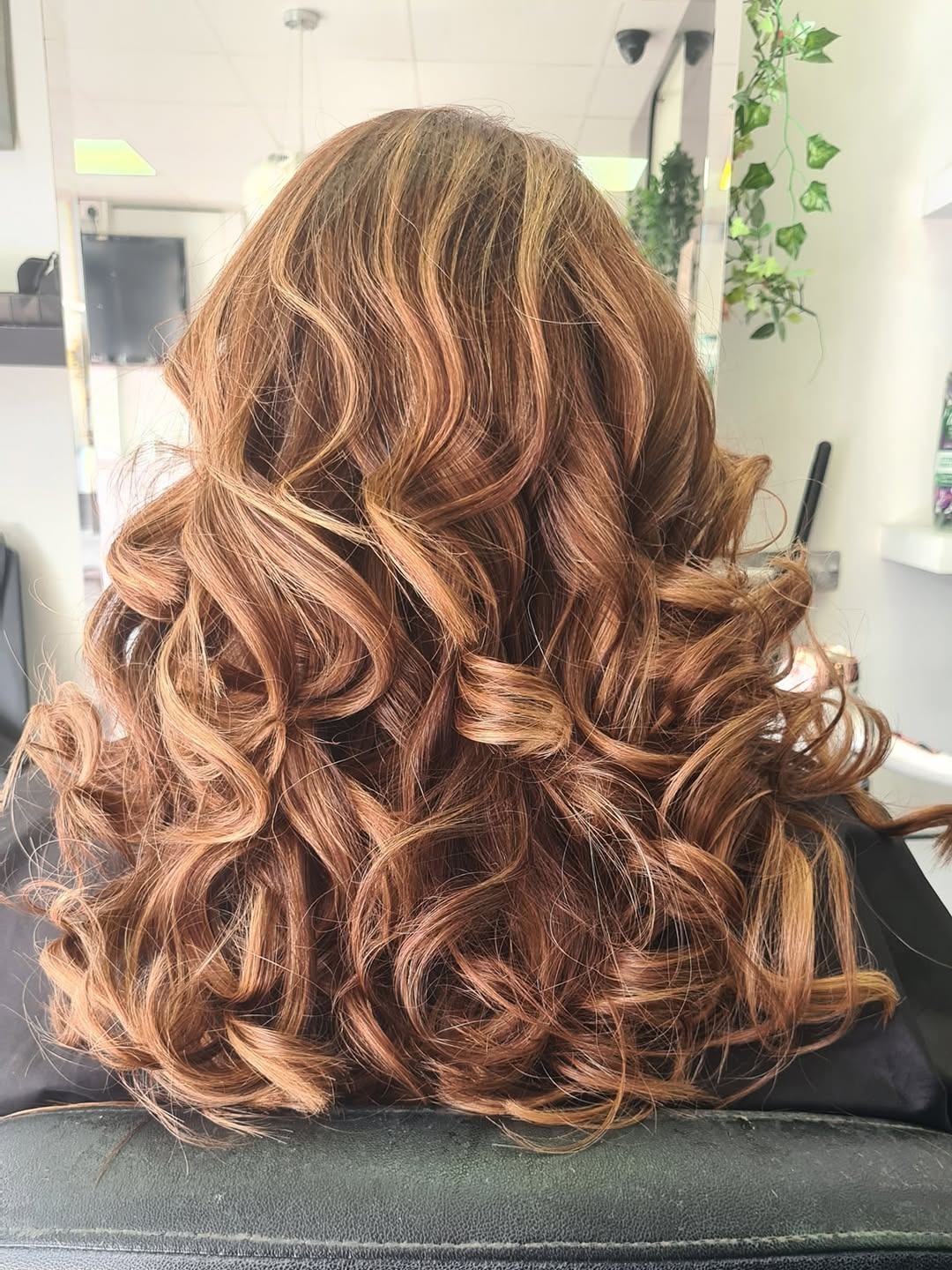 ✨ Fresh hair transformation ✨ Rich, warm tones created by Lynn 🎨
Finished off with bouncy curls and styling by Sue 💇♀️💫 How gorgeous is this look? 😍🔥
📅 Book your appointment and let us work our magic!
#HairGoals #FreshColour #BouncyCurls #TeamWork #StaffordSalon