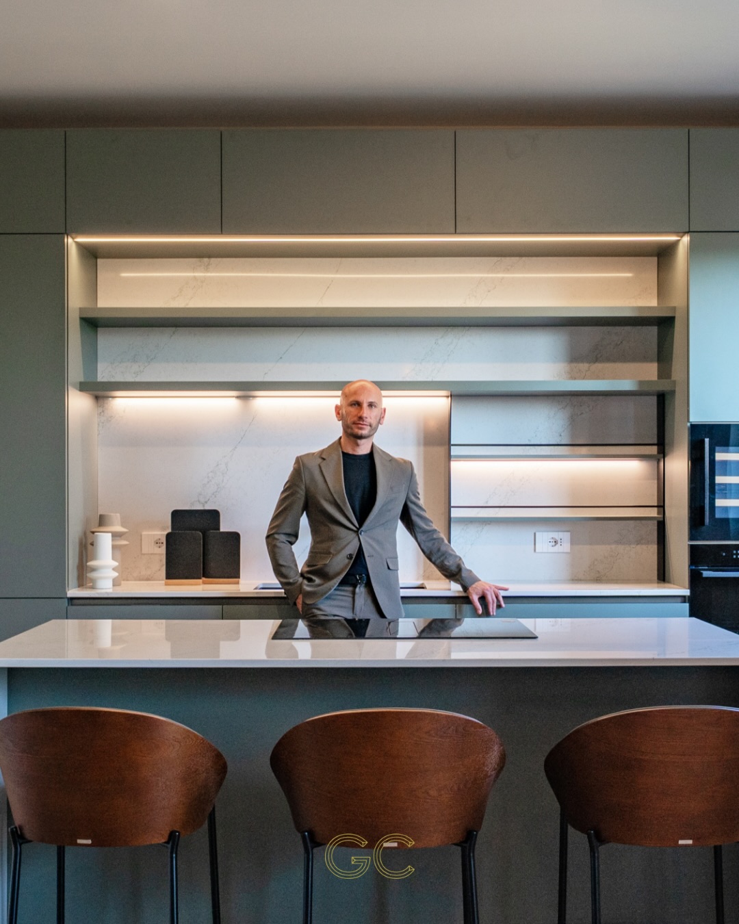 📍Milano, zona San Siro 120 mq
Prima: due ambienti che si ignoravano, funzioni separate, movimenti obbligati.
Dopo: un’unica scena domestica dove cucina e living dialogano senza sforzo.
È questo che crea il nostro studio @chiocca.design: spazi intelligenti, su misura, con stile.
Contattaci subito per una consulenza o scopri tutti gli altri progetti sul sito al link in bio.
#ristrutturarecasa#ristrutturazionemilano#arredarecasa#studiodiarchitettura