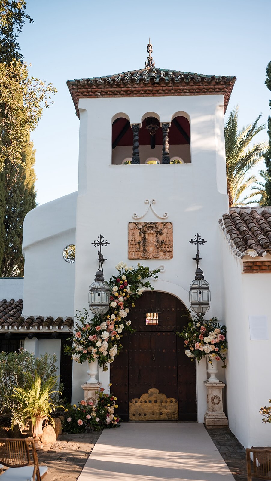 Melanie & Bryson at El Cortijo San Francisco 🤍
Quietly powerful, deeply felt, and beautifully unforced.
�The cortijo held space for every moment, from the stillness before the ceremony to the laughter that carried long into the evening.
One of those weddings you don’t just see — you feel.
WP @oceanweddingsspain
Venue @elcortijosf
Florist @uniquebyrobertosilvosa
Photo & Video @jeremy_standley_weddings
Production @alsursound
Catering @terralda.catering
💌 Contact us for bookings & more information on lali@oceanweddingsspain.com
#weddingplannerspain #uniqueweddingsspain #weddingvenues #weddingandalucia #marbellaweddingplanners