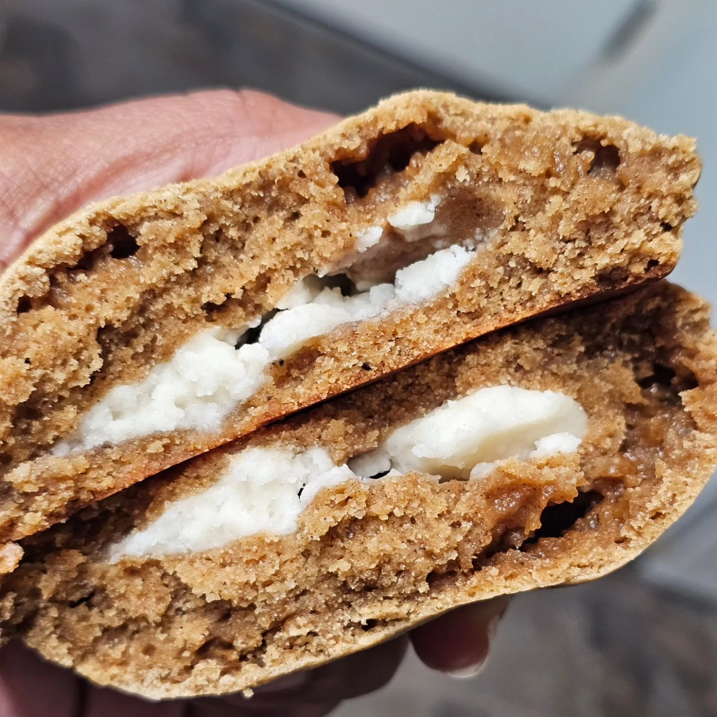 Day 4 and we stepping into full Christmas vibes now!
This Eggnog Stuffed Gingerbread Cookie sweet bad! 😭🔥
Soft gingerbread on the outside, creamy eggnog in the middle… like a lil holiday hug in every bite.
If you grab one, you'll end up eating six. I'm not judging though. 😂🎄