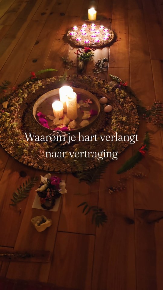 Ik herken het bij veel vrouwen op het moment, de donkere winterse dagen die ons innerlijke verlangen activeert voor verstilling, rust en naar binnen keren.
Helaas leven we in een snelle wereld waar er weinig ruimte is om naar de natuurlijke stroming van de vrouwelijke energie te luisteren. Dan zitten we ook nog eens in de drukke december maand, de boel staat bij velen op de kop.
Je innerlijk vuur wil graag even tot rust komen.
Je voelt behoefte om te verzachten.
Een verlangen voor verbinding sluimert in het hart.
De energie in het bekken wil bevrijdt worden.
Oude pijn stroomt naar de oppervlakte.
We leven in het einde van het jaar van de slang, met de winter solstice op komst.
Het zou het meest natuurlijke van ons vrouwen zijn om nu naar binnen te keren en meer alleen te zijn. De stilte en het donker toe te laten.
Voel jij welke oude huid (energie) je nog los te laten hebt?
Tijdens de WOMB OF WINTER Vrouwen Retraîte op 20 december komen we samen als vrouwen.
Om samen te helen, te dansen, te zingen.
Elkaar te zien, te horen en te dragen.
Even bewust 'zijn'...
Vrouw van de Aarde is er voor alle vrouwen. Ook voor jou.
Hoe beweeg jij door de laatste weken van het jaar? Richting 2026?
Kan je even stilstaan?
Ik hoop het voor je, voel je welkom 🤍
Comment 'Womb' voor meer info of bekijk de link in bio.
Liefs Yolentha