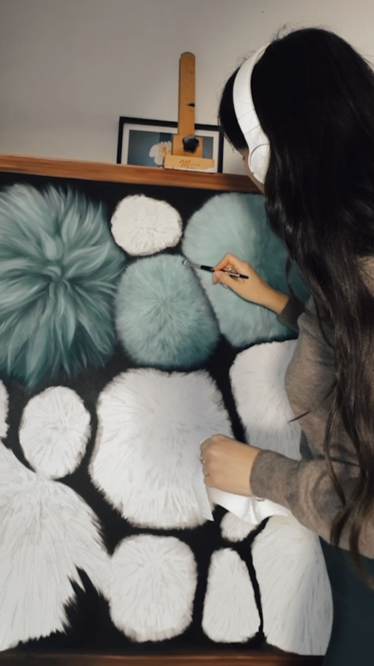 Back to my fluffy, dreamy textures and colors that feel like comfort.
Layer by layer where the painting grows softer, brighter, more alive.
These are my favorite turquoise green shades to work with.
I can’t wait to see how the final piece turns out.
#fineart #oilpainting #artwork #hyperrealism #artist #artstudio #oilcolor #buyartwork #homedeco