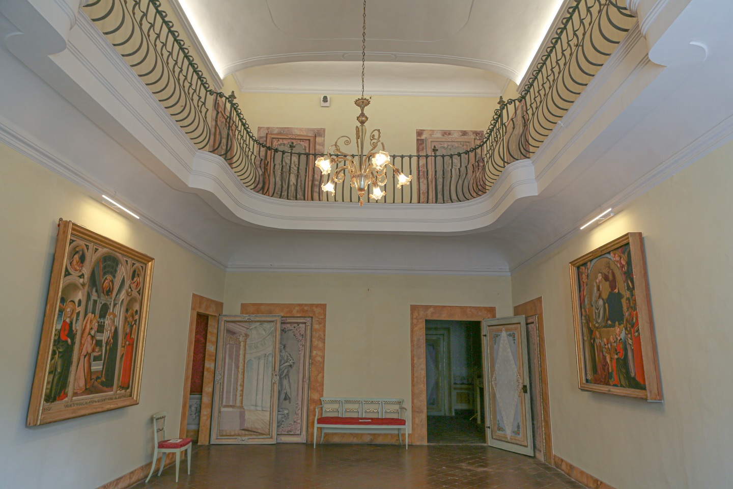Restauro Palazzo Galeotti (Pescia)
Costruire Srl ha eseguito i lavori di risanamento e restauro del Palazzo Galeotti, storica sede del Museo Civico di Pescia, un edificio di origine medievale poi riorganizzato nei secoli successivi.
L’intervento ha richiesto un approccio specialistico tipico delle opere in categoria OG02, operando su un immobile vincolato e con funzioni museali.
La nostra attività si è concentrata su:
Risanamento degli ambienti interni con trattamenti conservativi e adeguamento delle superfici.
Restauro e consolidamento di elementi architettonici ammalorati dal tempo e dall’umidità.
Adeguamento impiantistico (OS28 – termico e meccanico, OS30 – elettrico) per garantire sicurezza, efficienza e piena funzionalità degli spazi museali.
Miglioramento della fruibilità degli ambienti destinati al percorso espositivo e ai servizi del museo.
Il progetto ha contribuito a restituire valore a un edificio storico centrale per l’identità culturale di Pescia, preservandone il carattere originario e rendendolo idoneo alle esigenze museali contemporanee.
Un lavoro che unisce tecnica, rispetto del patrimonio e capacità di operare negli edifici storici, da sempre uno dei settori in cui Costruire Srl esprime al meglio la propria esperienza. #costruiresrl
#palazzogaleotti
#pescia
#restauroedilizio