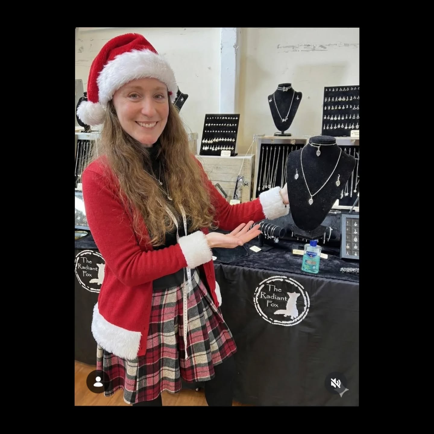 Last two events of the year this weekend....
Find me at @hagleyvillagemarket tomorrow, Saturday 13th December from 9 am until 1pm.
Then I will be at @solihullartsmarkets at The Core Theatre, ( @coretheatresol ), adjacent to Touchwood Shopping Centre on Sunday 14th December from 11 am until 4 pm.
If you cannot make either of these, the website is still available for orders for sterling silver jewellery and games. If you cannot find something that you have seen on the stall, feel free to send me a message and I will send it to you.
Have a great weekend all and I look forward to hopefully seeing you over the weekend. 🤗
#theradiantfox #hagleyvillagemarket #solihullartsmarkets #giftideas #lastchance #Christmasshopping