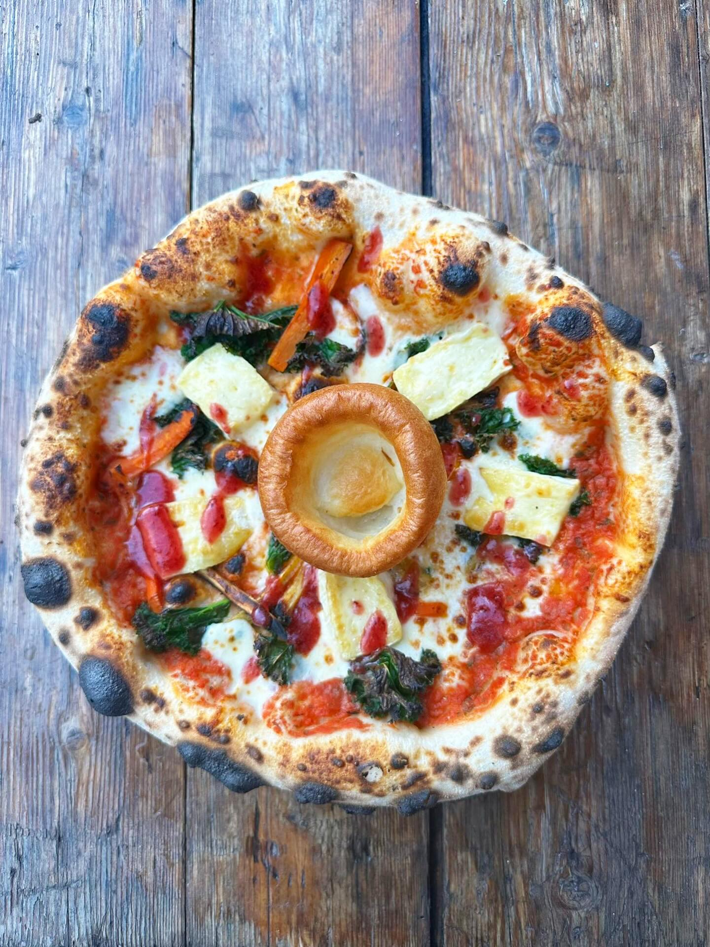 Our Christmas Specials!
LEFT OVER CHRISTMAS DINNER
Tomato sauce, firo di latte, kale, maple roasted parsnips and carrots, leek and rosemary roasted chicken, pigs in blanket, cranberry drizzle,
Yorkshire pudding
Contains : gluten, milk, garlic, egg,
BRIE TO MY HEART (VG)
Tomato sauce, firo di latte, kale, maple roasted parsnips and carrots, brie cheese, cranberry
drizzle, Yorkshire pudding
Contains : gluten, milk, garlic, egg,
OUR TURKEY SURVIVED (VGN)
Tomato sauce, vegan cheese, kale, maple roasted parsnips and carrots, spicy Nā duja stuffing,
cranberry drizzle
Contains, barley, Wheat