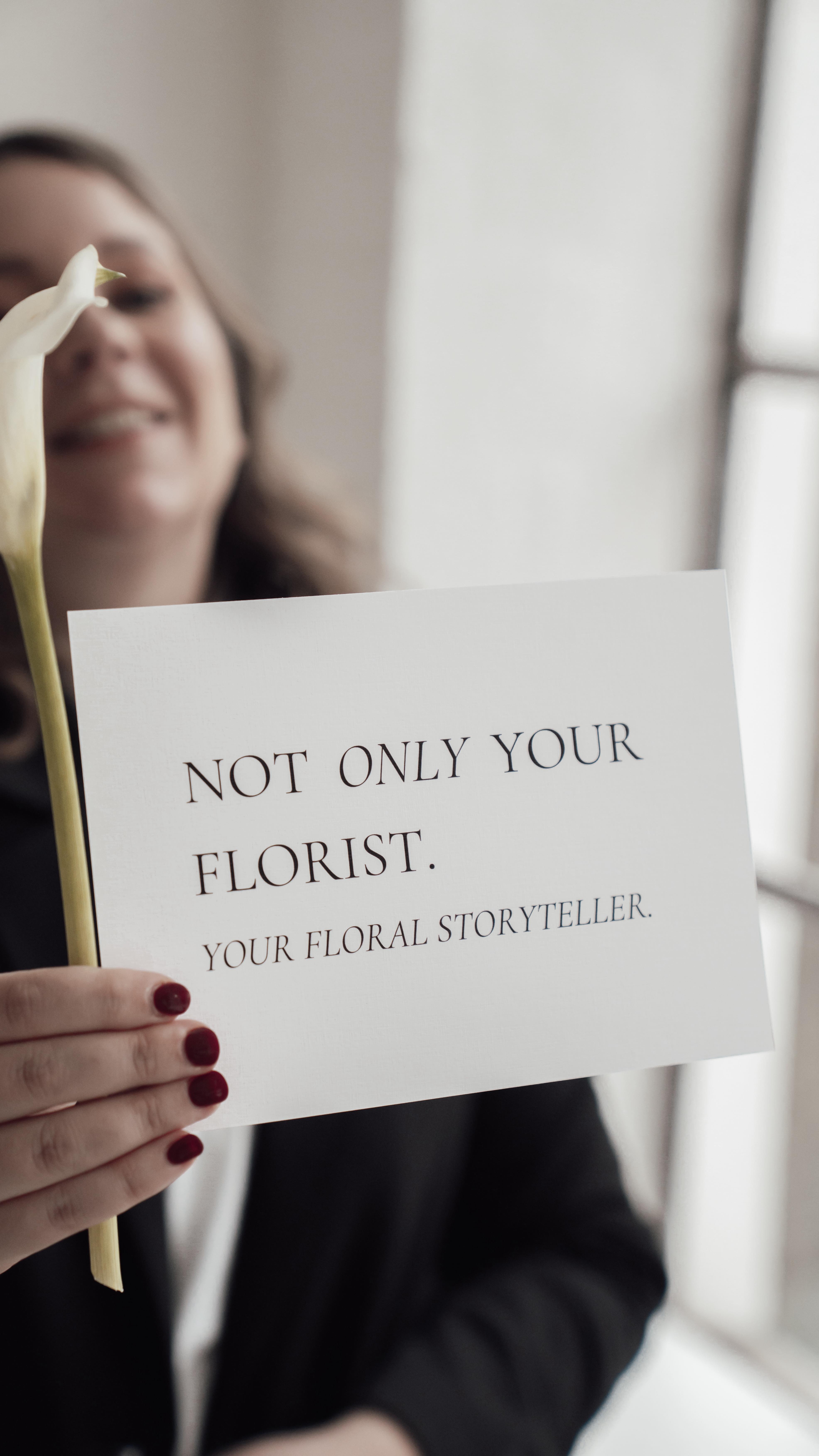 Hi, ich bin Alina 🤍
Ich hab seit 5 Jahren mein eigenes Unternehmen und bin im 4. Jahr in der vollen Selbständigkeit. Ob das immer einfach war? Definitiv Nein!
Es gab viele Tage der Verzweiflung und wie oft ich ans aufhören gedacht habe, kann ich nicht zählen. Ich wusste aber immer, dass ich meiner Leidenschaft folge und hab einfach immer weitergemacht. Jeden Tag versucht ein Stück besser zu werden. Und darüber bin ich sehr dankbar, weil ich mich heute so angekommen wie nie fühle.
Blumen & Dekoration sind für mich so viel mehr als nettes Beiwerk. Sie erschaffen Atmosphäre und erzählen eure Geschichte in den vielen kleinen Details. Ich bin so glücklich, dass ich Brautpaare begleiten darf, die das zu schätzen wissen.
Ich bin ein sehr sensibler Mensch und früher wollte ich immer anders sein. Lauter, extrovertierter und taffer.
Heute weiß ich, dass meine Sensibilität und Empathie meine größten Stärken sind und ich würde das niemals wieder ablegen wollen. Ich kann sehr gut mit meinen Kunden mitfühlen und mich in ihre Situation fühlen. Deswegen weiß ich auch, dass ich genau richtig in diesem Beruf bin. Ich hab es mir zur Aufgabe gemacht eure Persönlichkeit in der Dekoration zu zeigen. Denn genau das bringt die warme Atmosphäre, die eure Location und Trauung einzigartig macht.
Ich bin übrigens absolut kein Mensch für einen All Inclusive Urlaub. Ich liebe den Schnee, die Berge, die Natur und den Norden. In unseren Urlauben gehen wir am liebsten wandern und mein größter Wunsch im Leben ist es, so viel wie möglich von dieser Welt zu sehen.
Eure Lieblingsdekorateurin, Alina 🤍
Titelbild: @rebeccawriedenphotography
HOCHZEITSDEKO
HOCHZEITSFLORISTIK
DEKOVERLEIH
TISCHDEKO