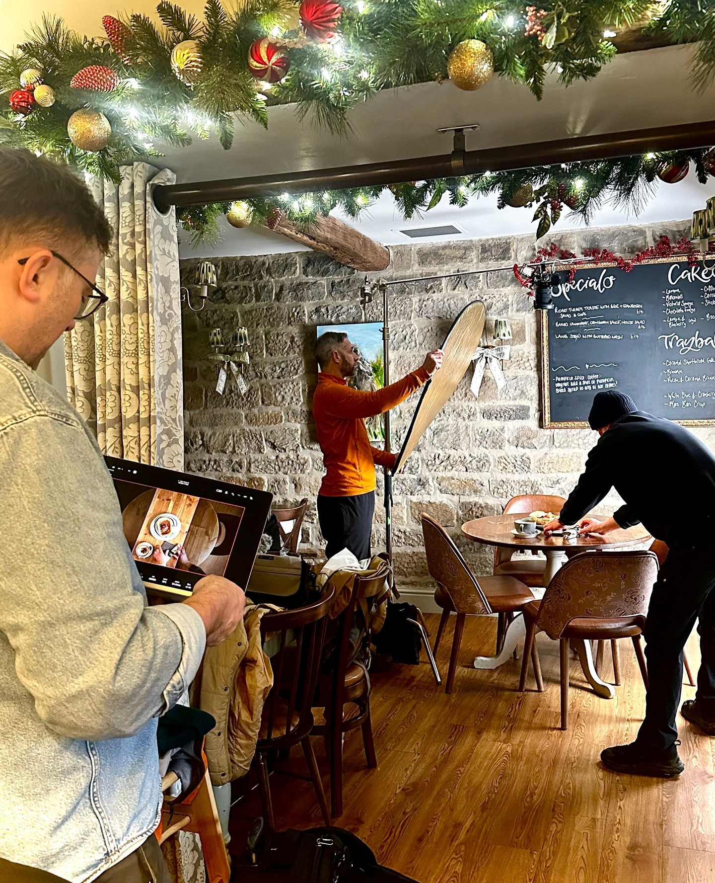 🎥🎬A little sneaky peek behind the scenes today, for something exciting coming to us in January! ✨🤩
Keep your eyes peeled on our socials as more will be revealed soon! 👀
#whatsonderbyshire #derbyshireevents #chesterfieldevents #visitpeakdistrict #peakdistrict #travelgram #derbyshirelifestyle #visitderbyshire #scenicstays #roomwithaview #top50besthotels #condenastraveller #visitpeakdsitrict #vpdd #stayinuk #inspiredbythepeakdistrict #peakdistricthotel