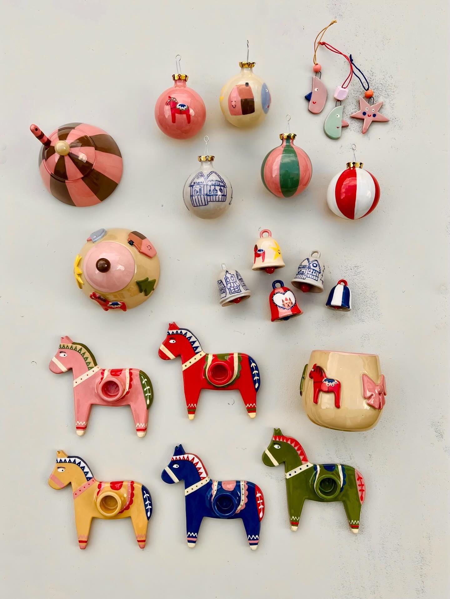 S H O P U P D A T E Xmas Special
14.12.2025 / 10 Uhr auf studiotadaa.com
Guten Morgen ihr lieben Vorweihnachtsmäuschen,
ich habe tatsächlich noch einen kleinen feinen Weihnachts-Drop für euch vorbereitet. Da erwarten euch ein paar süße Leckereien, die euch das Weihnachtsfest noch ein kleines bisschen mehr versüßen. 🥹
Die Bestellungen gehen dann gleich am nächsten Tag an euch raus. 📦💫
Ich freue mich auf ein Date mit euch! 💋
Habt einen schönen Start ins 3. Adventswochenende! 🕯️🕯️🕯️
#christmasshopupdate #smallshop #keramik #pottery #potterylife #potterylove #ceramicart #kunstkeramik #buntekeramik #goodmoodceramics #gutelaunekeramik #buntbuntbunt #mycolourfulinterior #colourfulchristmas #christmasseason #keramikliebe #myhomemystyle #interiör #interior4you #smallbusinessowner