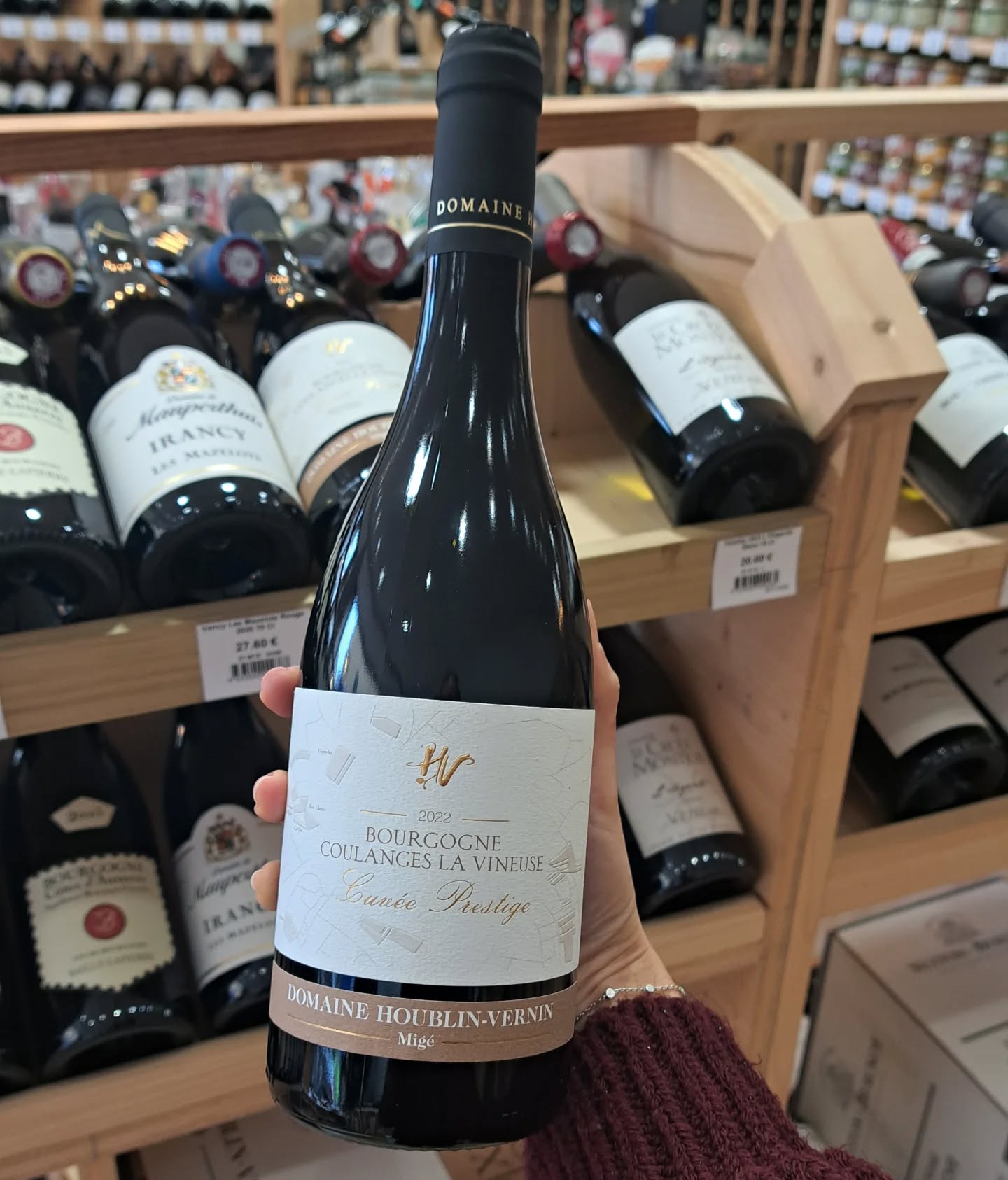 | Bourgogne |
Nouveauté ! ✨️ Direction le Grand Auxerrois pour cette jolie cuvée en AOP Bourgogne Coulanges La Vineuse 🍷 & plus précisément le Domaine Houblin-Vernin à Migé (89) 📍
🍇 Un 100% Pinot Noir élevé 12 mois en fût de chêne. Du fruit et de la gourmandise pour ce millésime 2022, très chaleureux.
@domainehoublinvernin
#Bourgogne #pinotnoir #caviste