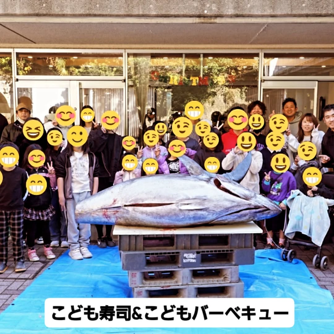 こども寿司&こどもバーベキューイベント
先日、第1回目の開催でした。
楽しそうな笑顔が沢山見れて良かったです。
第2回、第3回と行っていけるように頑張って参ります。ご協力いただいた皆様ありがとうございました。
【背景】
児童養護施設で生活する子ども達は、一般家庭で育つ子ども達と比べて、地域や企業との交流機会が乏しく、体験格差が生じています。
特に首都圏から離れた児童養護施設は、
地域企業や社会との接点が限られ、子ども達が
「人とのつながり」や「社会を知るきっかけ」
に恵まれにくい状況にあります。
湘南龍馬会&NPO 法人夢の宝箱では、
このような格差を是正し、子ども達が多様な経験を通じて自己肯定感を育み、未来への希望を抱けるよう伴走支援を行っていきます。
【目的】
この「こどもバーベキュー」は、つながりの拡大。
施設と地域社会を結び付ける橋渡しとなることを目的としております。
●施設の職員と子ども達が一緒に楽しい時間を過ごす場をつくる
●子ども達が「地域に応援してくれる大人がいる」と実感できる環境を整える
●食を通じた交流から、安心感と信頼関係を深める
小さな一歩かもしれませんが、こうした経験が子ども達の未来に大きな力となると信じています。
【開催概要】
日程:2025 年 12 月 7 日(日)
10:00 全員集合
|
10:02 ●朝礼
|
10:15●準備スタート
|※仕込み/ライブフィッシュ様
マグロご協賛ありがとうございました。
|※BBQ 設営/全員
焼き台虎屋本店様ありがとうございました。
|※AI 体験設営/Furious Green 様
AI体験教室ありがとうございました。
10:45 ●今流行りの AI に触れてみよう体験
|※Furious Green 様による体験プログラム
|※AI 体験講師/https://furiousgreen.co/
11:30 ●AI 体験終了
|※食事へ移動
11:30 ●マグロ解体ショー・握り体験&BBQ 開始
|
13:30 終了
|
14:30 完全撤退
※ごちそうさまでした。
会場:湘南の児童養護施設
内容:こどもバーベキュー &こども寿司
(子ども達・職員・NPO スタッフでの調理・食事・レクリエーション)
参加者:施設職員、入所している子ども達
<こども> 54 名(アルバイトや部活で参加できない可能性がある児童を含む)
<施設職員> 12 名
<スタッフ>
NPO 法人夢の宝箱
湘南龍馬会
協賛企業 様
【参加者名】
ライブフィッシュ
ブレインインターナショナル
セイノーホールディングス
エルスタット
Furious Green
NPO 法人 夢の宝箱
湘南龍馬会
合計 23 名
#BBQ
#こどもバーベキュー
#マグロ解体ショー
#寿司握り体験
#こども寿司
#こども寿司職人
#AI教室
#湘南龍馬会
#全国龍馬社中
#継続事業
#自忘他利
#自忘他利の精神
#会員募集中