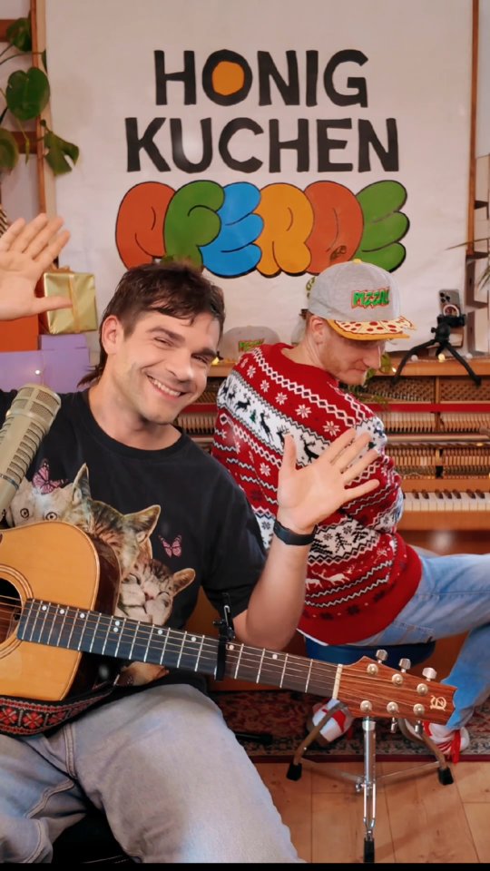 🌟🎤 Ein Herzenswunsch zur Weihnachtszeit – "Allergrößter Wunsch" Akustik-Video 🎤🌟
"Tausend Wünsche auf 'nem Zettel, aber eigentlich nur einer..." – unser "Allergrößter Wunsch" fasst zusammen, was uns wirklich wichtig ist: Gemeinsamkeit und Liebe. ❤️ Hier ist die Akustik-Version für euch. Die komplette Version findet ihr auf YouTube!
#honigkuchenpferde #allergrößterwunsch #weihnachtslied #Familienzeit #kinderlieder