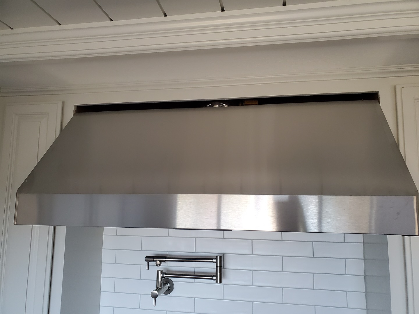 Classic. Timeless. Always in style.
Your kitchen doesn’t need trends to shine ✨
#craftbuildersconstruction #construction #bayareacontractor #kitchen #kitchendesign #kitchendecor #kitchenremodel #rangehood #timeless #remodel #home #homeliving #familyowned