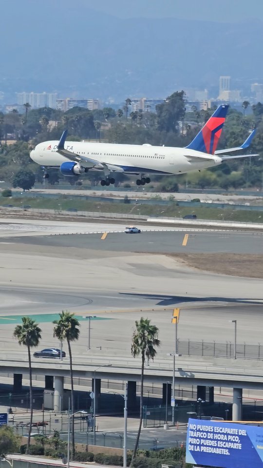 Oh look, another Seven 6️⃣7️⃣! ✈️ A Delta heavy lands at LAX during #spotlax 2025.
.
🏷 #deltaairlines #boeing767 #767 #767300 #boeing767lovers #widebody #laxairport #landing #lax #airtravel #planespotting #avgeek