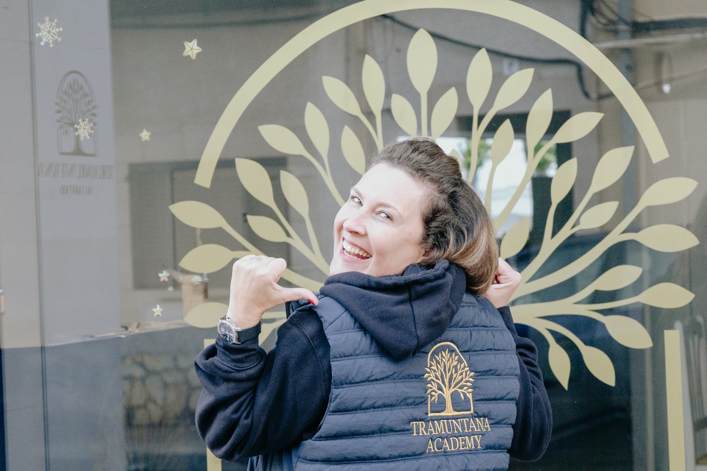 🌄 A new era of learning arrives in North Mallorca.
Introducing Tramuntana Academy, a holistic hub uniting academics, wellbeing, and creativity — opening 12 January 2026 in Port de Pollença, with an Open Day on 10 January.
Founded by educator and mindfulness practitioner Elodie Carle, the Academy offers language immersion, GCSE/A-Level support, yoga, dance, arts, music therapy and more — helping learners of all ages feel confident, connected, and inspired.
👉 To read the full article, tap the link in bio!
📅 10 Jan (Open Day) | 12 Jan (Opening)
@tramuntanaacademy
————————————————————————————
🌄 Una nueva etapa educativa llega al norte de Mallorca.
Presentamos Tramuntana Academy, un espacio holístico que integra educación, bienestar y creatividad.
Apertura el 12 de enero de 2026 en Puerto de Pollença, con Jornada de Puertas Abiertas el 10 de enero.
Fundada por la educadora y especialista en mindfulness Elodie Carle, la Academia ofrece inmersión lingüística, apoyo académico, yoga, danza, artes, musicoterapia y más — para que personas de todas las edades aprendan con confianza, conexión e inspiración.
👉 Descubre la entrevista completa — enlace en la bio
📅 10 enero (Puertas Abiertas) | 12 enero (Apertura)
@tramuntanaacademy
#TramuntanaAcademy #inMallorcaMagazine #mallorcanews #ultimasnoticias #schoolsinmallorca #educacionenmallorca #puertodepollensa #portdepollença #northmallorca #nortedemallorca