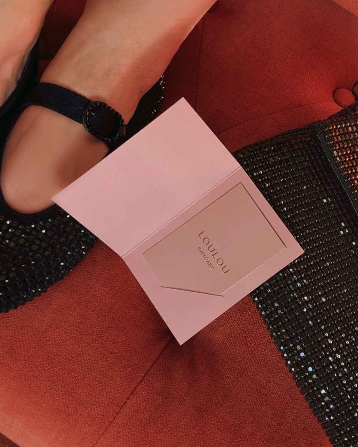 La seule chose à offrir quand on ne veut pas se tromper.
La gift card LOULOU ✨
À glisser sous le sapin… ou à s’offrir à soi-même.
🎁 disponible en boutique
💫 valable sur toutes nos marques
✨ luxe à la carte
👉 vous l’offrez ou vous la gardez ?
#LOULOU #loulouluxembourg #gifcard #ideescadeaux #luxurygifts #christmasshopping #loulouluxembourg