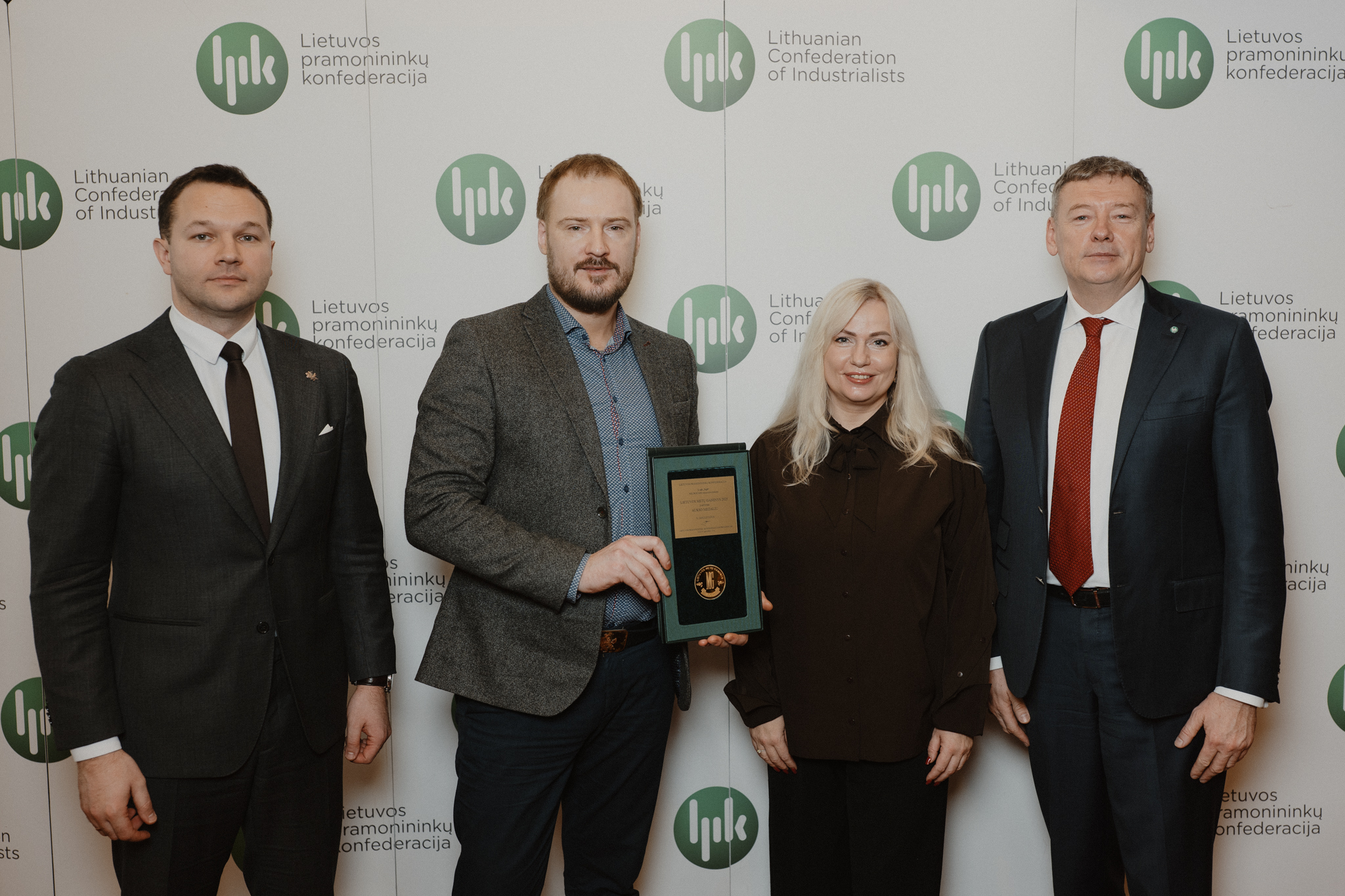 🇱🇹 Džiaugiamės galėdami pranešti, kad mūsų Neurocass sensorinis krėslas pelnė aukso medalį prestižiniame „Lietuvos metų gaminio 2025“ konkurse, kurį organizuoja Lietuvos pramonininkų konfederacija!
Renginio metu apdovanojimus įteikė LPK prezidentas Vidmantas Janulevičius kartu su Ekonomikos ir inovacijų ministru Edvinu Grikšu. Konkurse buvo pateikta daugiau nei 100 paraiškų iš įvairių sektorių.
Ačiū visai komandai, prisidėjusiai prie Neurocass kūrimo.
🇬🇧 We are excited to announce that our Neurocass sensory chair has been awarded a gold medal at the prestigious “Lithuanian Product of the Year 2025” competition, organized by the Lithuanian Confederation of Industrialists!
At the event, the awards were presented by LPK President Vidmantas Janulevičius together with the Minister of the Economy and Innovation, Edvinas Grikšas, and the competition received more than 100 entries from various sectors.
A big thank you to the entire team who contributed to the creation of Neurocass!
#Neurocass #LietuvosMetųGaminys2025 #AuksoMedalis #SensorinisKrėslas #Inovacijos #LPK