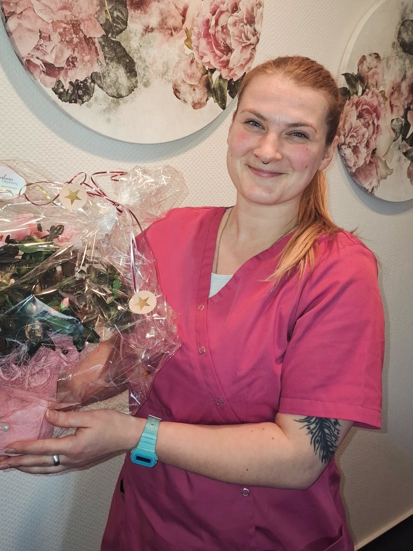 Moin, Moin!
"Ein erfolgreiches Team ist wie ein Geflecht aus Vertrauen, Respekt, Anerkennung und Zusammenhalt!"
Heute durften wir ganz offiziell eine neue Kollegin in unserer Runde begrüßen.
Die Freude war natürlich groß!
Liebe Sabrina,
willkommen in deinem neuen (pflegerischen) Zuhause. Hier wo jeder Mitarbeiter zählt und Herzen sich verbinden.
Wir freuen uns sehr, dass du uns gefunden hast!
Die Pflegeteam-Steinfeld-Familie hat eine neue Kollegin bekommen, mit der wir neue Perspektiven erschaffen können.
Wir wünschen dir viel Freude bei und vorallem mit uns!
#pflegeteamsteinfeld #abulanterpflegedienst #ambulant #pflegehilfskraft #powerfrau #wirwerdengrößer #neuekollegin #teamliebe #hallo #willkommenimteam