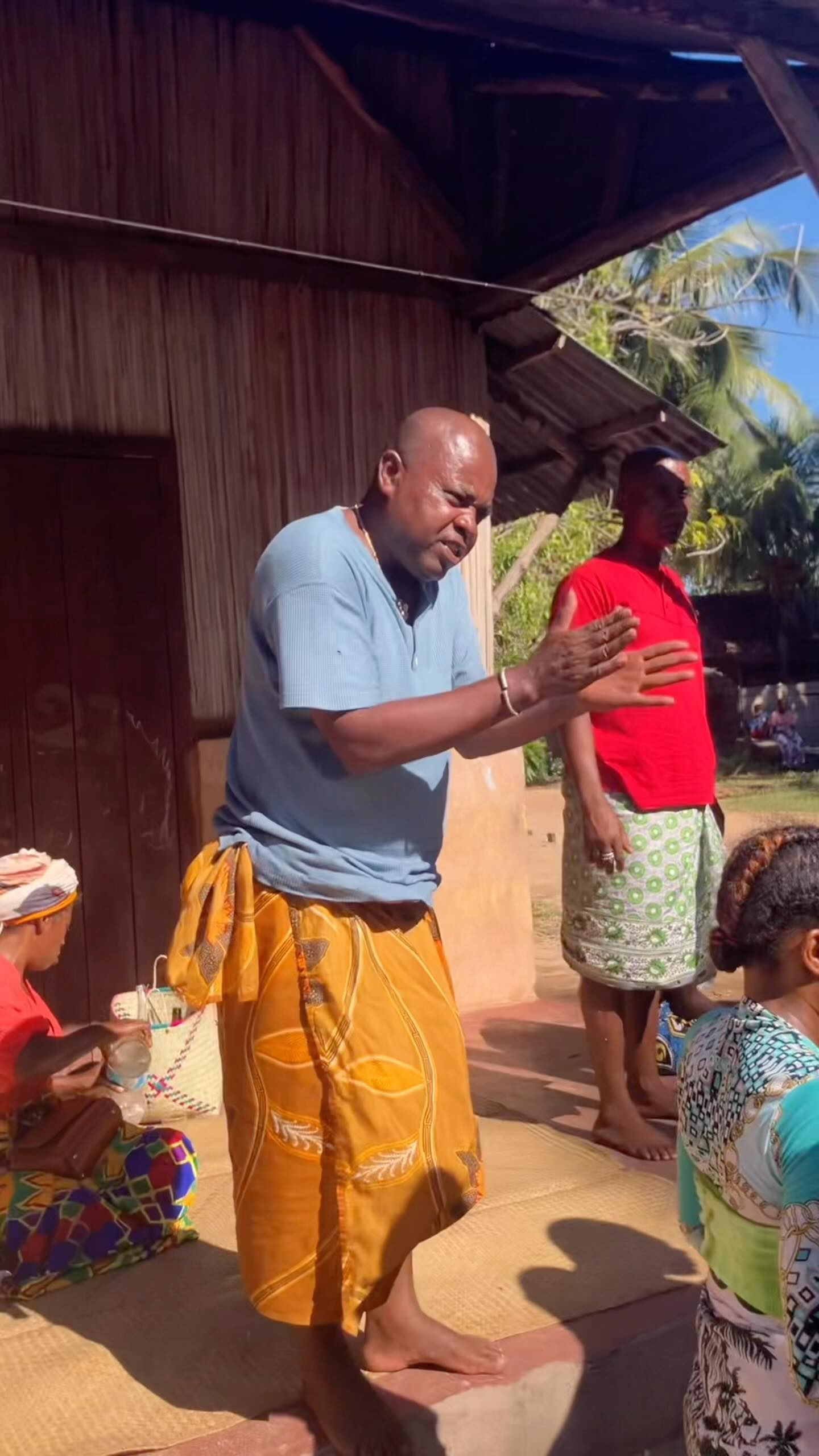 Fête au village. Un Joro pour célébrer le retour des terrains aux habitants de Sakatia.
#moramoratravel #sakatialodge #sakatia #saltysolti