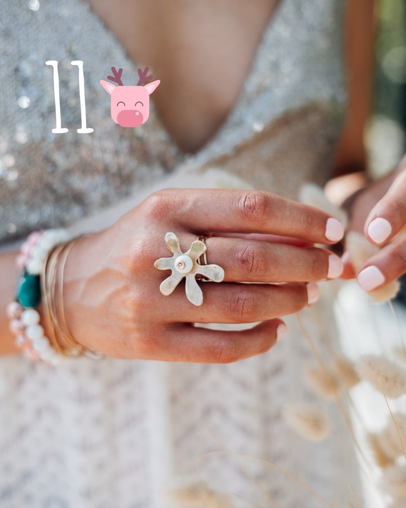 ✨ Le jour 11 ouvre une parenthèse artistique…
un petit souffle de création au cœur de l’hiver.
Voici la bague Fleur de Matisse :
une ode à l’été, à la légèreté, à ces formes libres que Matisse découpait comme on découpe un rayon de soleil. 🌺✨
Une fleur dansante, stylisée, presque vivante, comme portée par une brise tropicale au milieu du mois de décembre.
On pense alors à cette phrase de Matisse : « Il y a des fleurs partout pour qui veut bien les voir. »
Et Noël ne dit pas autre chose : la beauté est là, même dans les journées courtes, même dans le froid, même au cœur de l’hiver.
Cette bague, c’est une petite fleur qu’on emporte avec soi, une note solaire glissée entre deux flocons, un rappel que l’art réchauffe toujours un peu plus que le reste.
Libre, joyeuse, lumineuse , la Fleur de Matisse est faite pour celles qui veulent porter une touche d’art, un éclat d’été, et un brin de poésie… même à Noël. 🎄✨
Alors… prête à fleurir l’hiver ? 💬🌺
Petite question : as-tu des bijoux de saison ? ou portes-tu les mêmes toute l’année ? Dis moi en 💬
#artisane#artisanatmoderne#bijoutiere#bijouxartisanaux#creationunique#bijouxoriginaux#bijouxpersonnalisés#jaimelamer#momentsprécieux#penséespositives#hypersensibilite#êtresoimême#paumaville#chargementale#modeéthique#enfamille#hypersensible#beauténaturelle