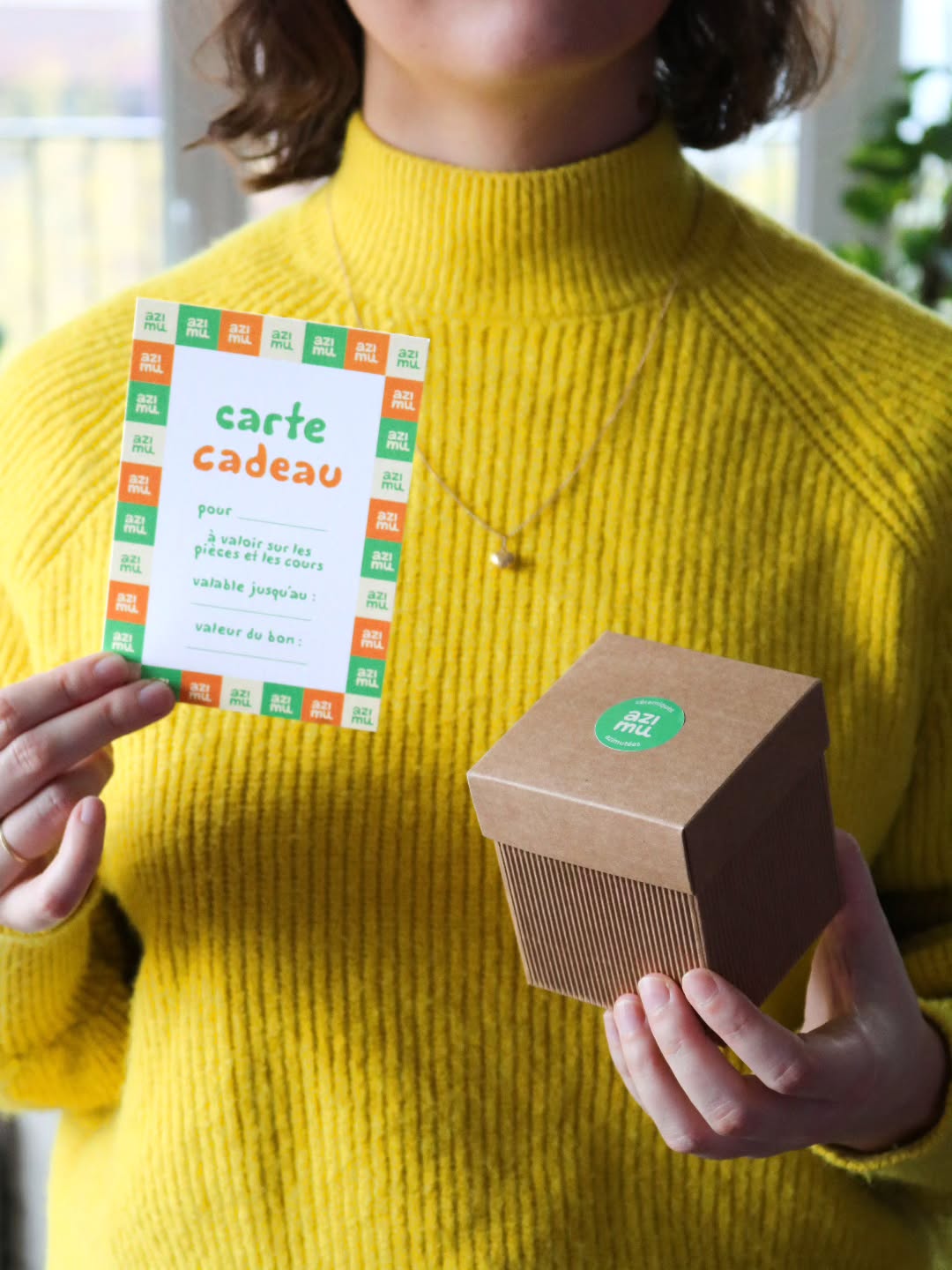 Azimu s'invite au pied du sapin 🌲
Une salière offerte dans un joli coffret ? Une tasse à café pour pimper la journée dès le réveil ? Ou bien une carte cadeau, pour faire plaisir à tous les coups ? 🫶
Bonus : la carte cadeau fonctionne aussi bien sur les cours de tournage que sur la collec des Zigotos 💛 Ce bon est dispo sur le site, et peut aussi être récupéré à l'atelier, sous forme d'un joli format cartonné ! Et comme je pense aux retardataires, la boutique sera ouverte jeudi prochain pour les cadeaux de dernière minute 🥳
On se retrouve une dernière fois ce dimanche au @bazaar_stso, j'ai hâte 😍