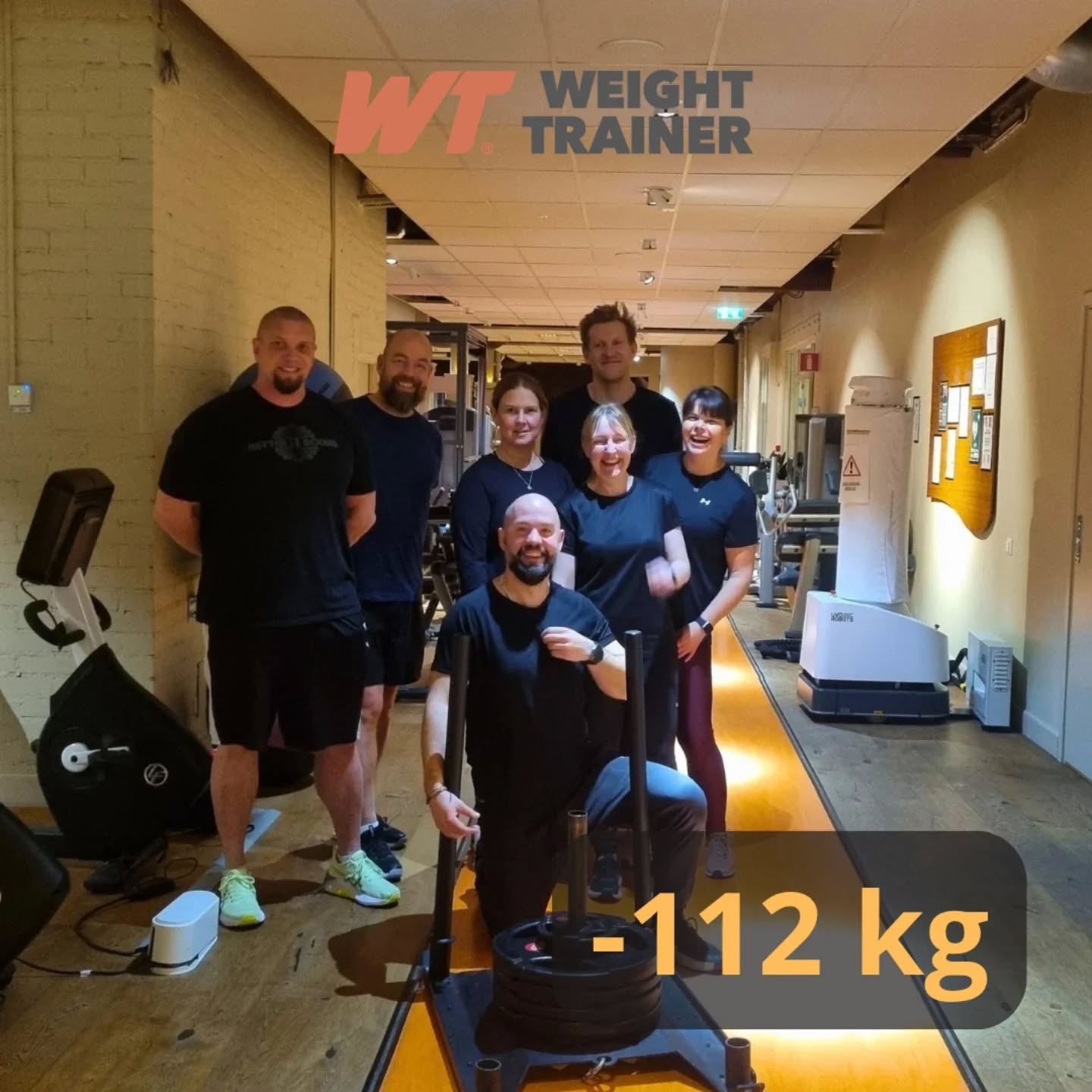 Vilken bedrift alltså!! Kära gott folk, detta gäng är värda lite rampljus 😁
Förutom att de skapat bättre vanor och rutiner när det kommer till kost och träning så har dessa underbara människor tillsammans gått ned hela 112 kg!!👏👏💪
Nu är det fyra som fattas på bilden som tyvärr inte kunde vara med när den togs.
Så otroligt bra jobbat, fantastiskt arbete.
Det har varit en resa på tre månader med mig (Rikard) som coach. Vi har tränat två gånger i veckan och följt ett kostschema under hela perioden som då mynnat ut i detta.
Så kul och så otroligt stolt över ert engagemang och kämparglöd.
Nu fortsätter resan!💪
Behöver du också göra en satsning och ta tag i vikten och få fart på träningen?
Då ska du anmäla dig snarast till nästa kursstart i januari till Rikard@traningsverketdanderyd.se
#weighttrainer
#träningsverketdanderyd
#90dagar