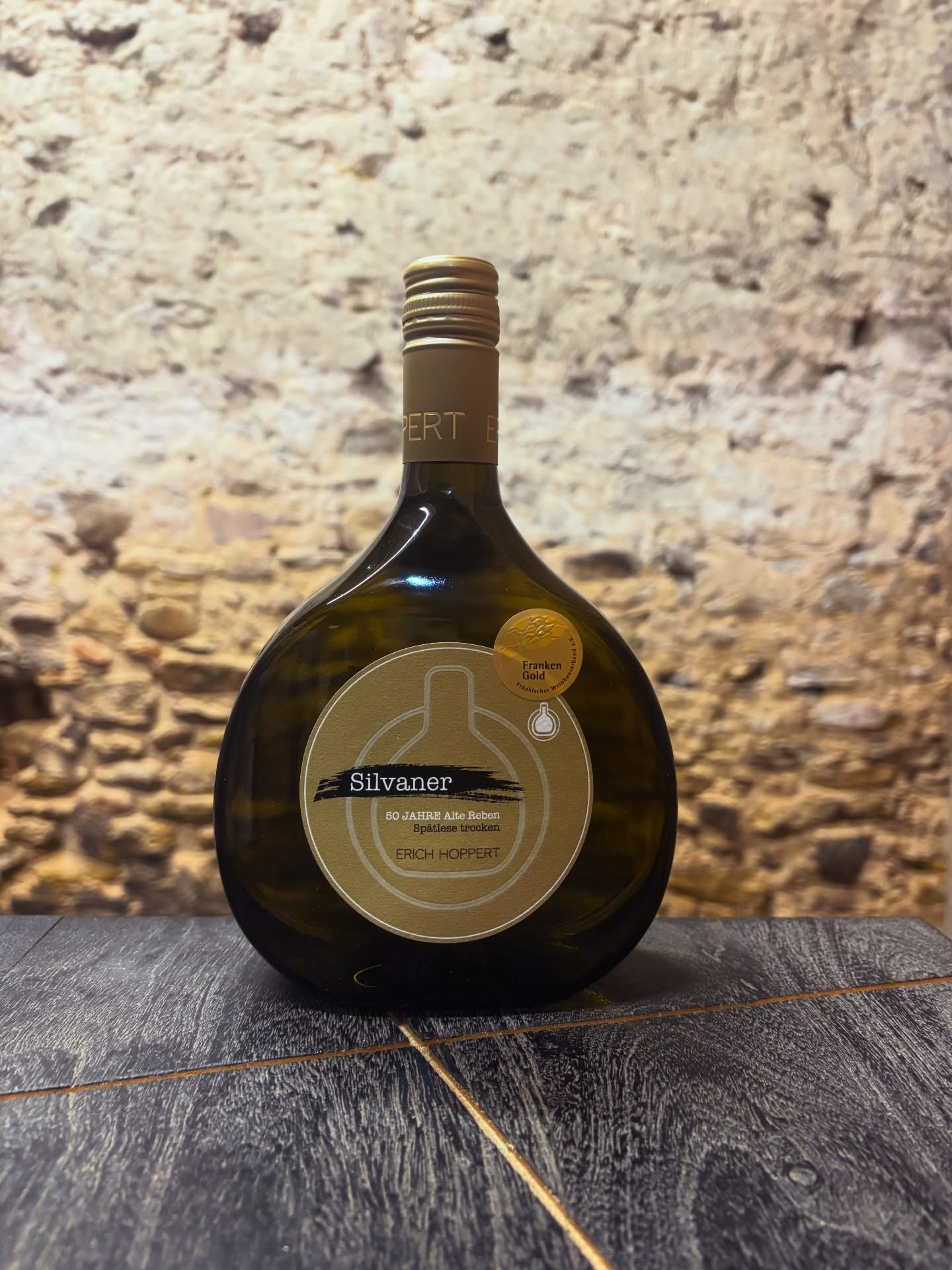 Gold für unseren Silvaner! 🥇
Unser Silvaner Alter Reben im Boxbeutel hat bei der fränkischen Weinprämierung Gold geholt – und wir feiern ordentlich! 🍾
Die Trauben stammen aus einem über 50 Jahre alten Weinberg vom Keuper. Kiliansberg pur!
Tief verwurzelte Reben, geringe Erträge und echte Handarbeit bringen einen Silvaner hervor, der zeigt, was Franken kann: feine Kräuterwürze, kühle Mineralität, saftige Gelbfrucht und eine beeindruckende Tiefe.
Ehrlich. Bodenständig. Gewachsen statt gemacht.
Wir sind supper happy über dieses verfrühte Weihnachtsgeschenk! ☺️
#silvaner #fränkischertrocken #alteReben #käuberboden #boxbeutel #goldmedaille #frankenwein #weingut #winelovers #silvanerliebe #regionalgenießen #weinliebe #typischfranken #weinprämierung #weingenuss #weinliebe #winelover #winetasting #germanwine #terroirwine #handwerk #tradition #weihnachtsgeschenk #geschenkidee #weihnachten2025
#geschenkefürgeniesser #weinverschenken #xmasgifts #lastminutegeschenk #feiertagsgenuss