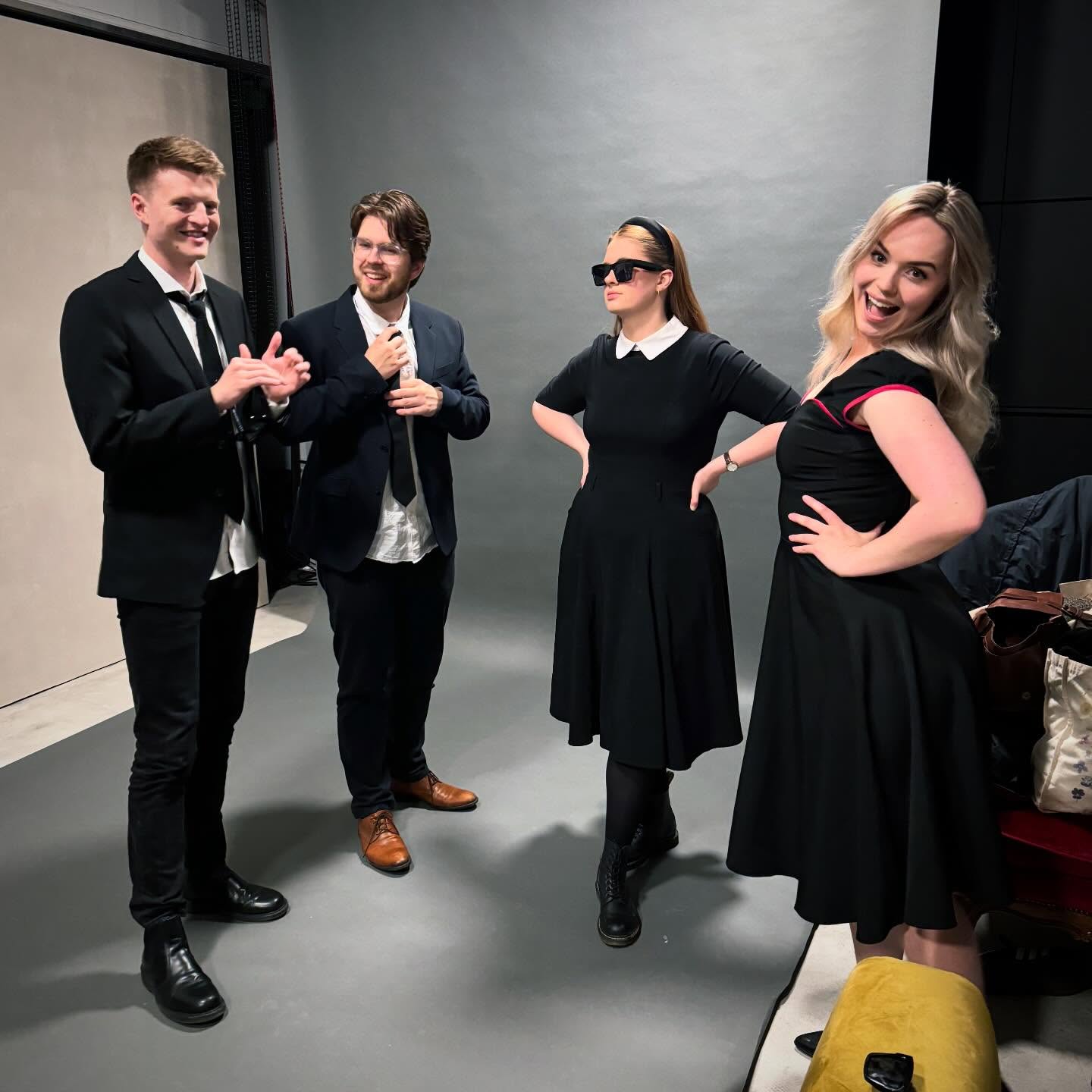 Smá behind the scenes frá því þegar við skelltum okkur í fótósjút fyrir hlaðvarpsmyndina okkar. Sagan segir að hnén á Kristjáni séu enn í stúdíóinu.