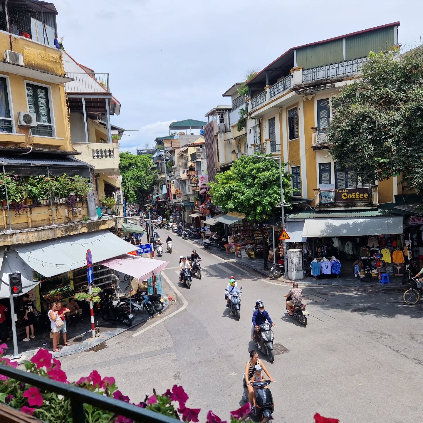 Hanoi's old quarter: where traffic lights are just guidelines.
Enjoying the organised chaos from a cafe was one of our favourite pastimes in this epic city!
#vietnamtravel
#hanoi