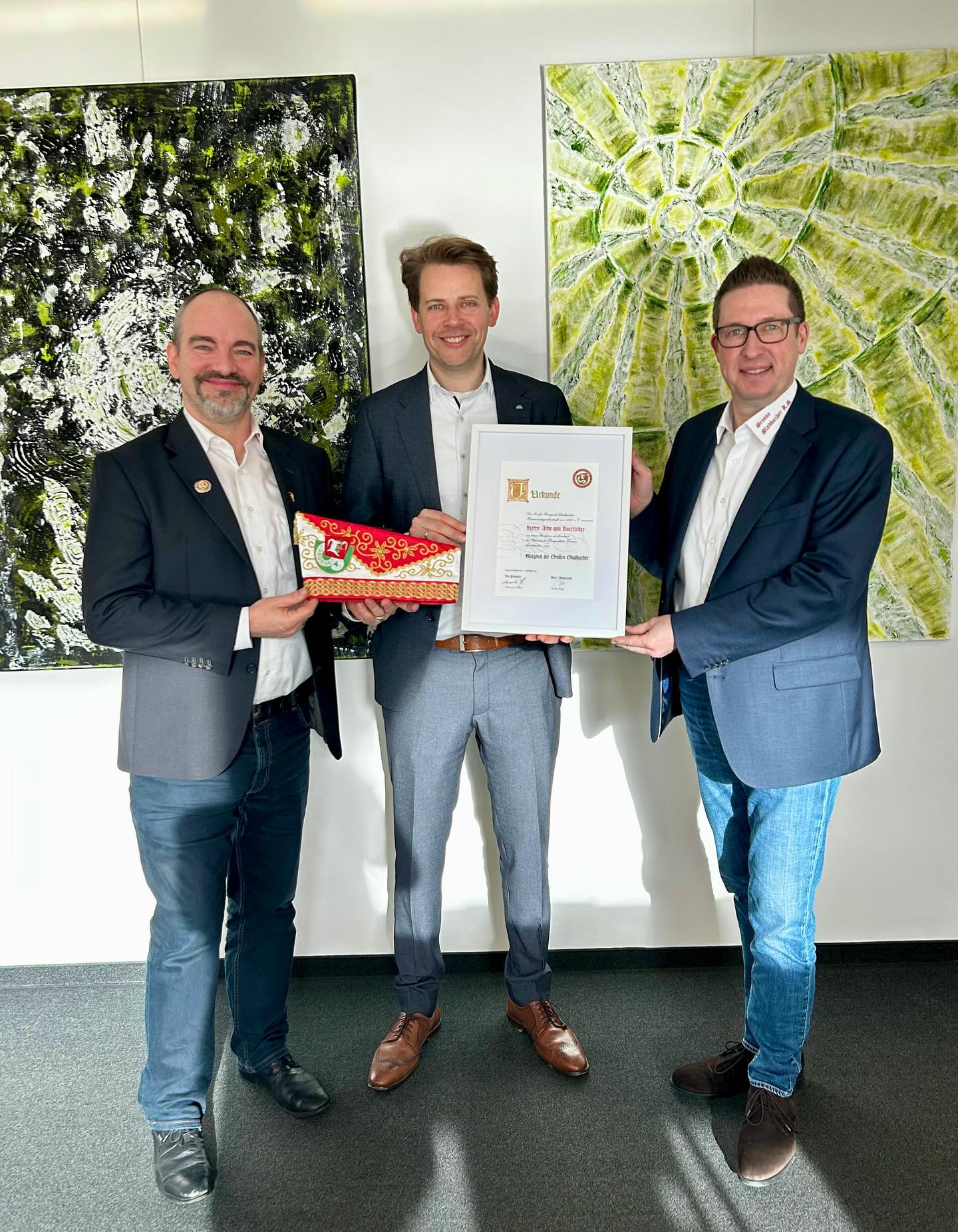 Heute bin ich zum Ehrenmitglied der Großen Bergisch Gladbacher Karnevalsgesellschaft von 1927 e.V. ernannt worden! Darüber freue ich mich sehr! 🔥🙏♥️
Vielen Dank an den Präsidenten Alexander Pfister und an den 1. Vorsitzenden Frank Haag für den netten Besuch und den guten Austausch!
#brauchtumspflege #karneval #rheinischbergischerkreis #bergischgladbach #heimatliebe