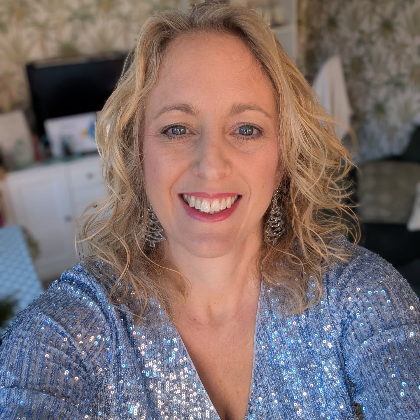 ✨ It's definitely sparkle season!! I love a bit of festive sparkle and have a nice collection of items which come out of hiding every December.
🩷 Buy sparkles in line with your colour pallet and you'll have items you can bring out year after year.
#colourmebeautuk #colourwithconfidence #sparkle #festivewear #colouranalysis